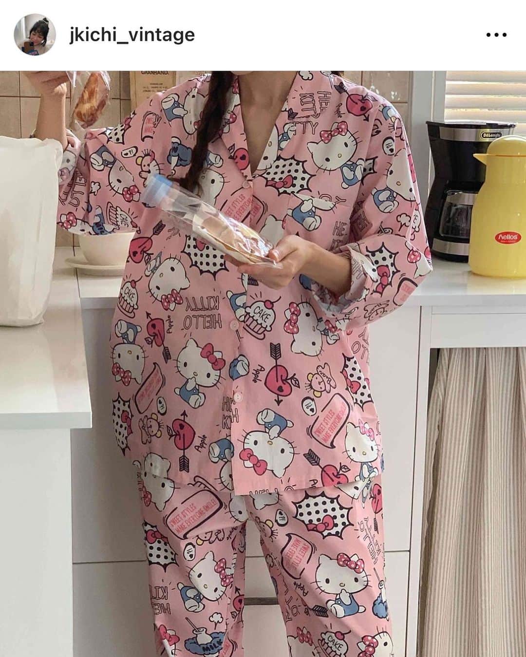 スヒョンさんのインスタグラム写真 - (スヒョンInstagram)「♥ 업데이트할 생각 없었는데 장숑이한테 처형당할 뻔한 이 사진 반응 좋아서 ❛ 𝐤𝐢𝐭𝐭𝐲 𝐩𝐚𝐣𝐚𝐦𝐚𝐬 (𝐨𝐧𝐞 𝐬𝐢𝐳𝐞) ❜ 업뎃 완료 💕🫶🏻🩷 ⠀⠀⠀⠀ #이번_주부터_의류_업데이트_폭주_갑니다 ⠀⠀⠀⠀ 다들 오래 기다려주셔서 감사드려요 의류 쉬는 동안 오래 입어도 변함없던 거래처들만 엄선해서 업데이트 했으니 놀러 오세용 👼🏻 ⠀⠀⠀⠀ ﹆ 요 파자마는 다음주까지 𝟕𝟏,𝟎𝟎𝟎￦ → 𝟔𝟕,𝟒𝟓𝟎￦ 𝟓% 𝐬𝐚𝐥𝐞 ! #𝑱𝒂𝒏𝒈𝒔𝒖𝒉𝒚𝒖𝒏_장숑」11月9日 18時00分 - jshs2