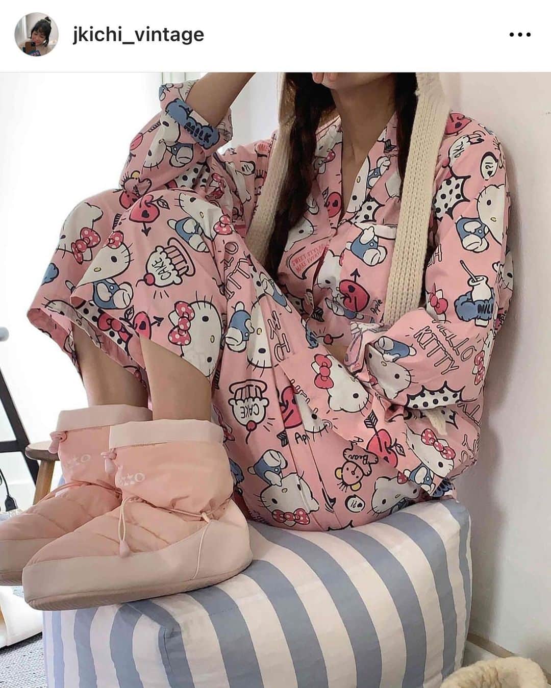 スヒョンさんのインスタグラム写真 - (スヒョンInstagram)「♥ 업데이트할 생각 없었는데 장숑이한테 처형당할 뻔한 이 사진 반응 좋아서 ❛ 𝐤𝐢𝐭𝐭𝐲 𝐩𝐚𝐣𝐚𝐦𝐚𝐬 (𝐨𝐧𝐞 𝐬𝐢𝐳𝐞) ❜ 업뎃 완료 💕🫶🏻🩷 ⠀⠀⠀⠀ #이번_주부터_의류_업데이트_폭주_갑니다 ⠀⠀⠀⠀ 다들 오래 기다려주셔서 감사드려요 의류 쉬는 동안 오래 입어도 변함없던 거래처들만 엄선해서 업데이트 했으니 놀러 오세용 👼🏻 ⠀⠀⠀⠀ ﹆ 요 파자마는 다음주까지 𝟕𝟏,𝟎𝟎𝟎￦ → 𝟔𝟕,𝟒𝟓𝟎￦ 𝟓% 𝐬𝐚𝐥𝐞 ! #𝑱𝒂𝒏𝒈𝒔𝒖𝒉𝒚𝒖𝒏_장숑」11月9日 18時00分 - jshs2