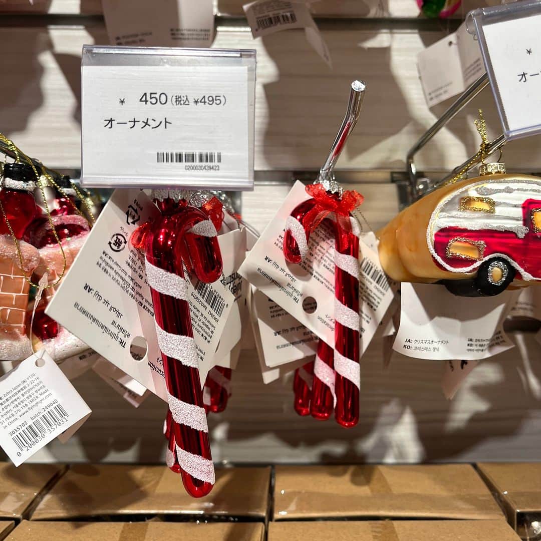 Flying Tiger Japanさんのインスタグラム写真 - (Flying Tiger JapanInstagram)「飾りたいから、飾っちゃう🎄 つまり、自由。クリスマスに、自由を🗽  好きなモチーフでクリスマスツリーを埋めましょう。 あなたなら、どんな “偏愛ツリー” を完成させますか？❤  どことなく、「こけし」。 さりげなく、「キモノ」。 なんとなく、「JAPAN」。 オーナメントは、クリスマス。 キラリ、アジアの女性、ゆらり。  アジア出身。北欧育ち。「お寺」なのです。 なるほど、なんとなく。 クリスマスに「お寺」を飾る。 乾杯！　デンマークの「自由」に！  わたしに、愛。わたしは、愛。 愛は、クリスマス。 愛は、フライング タイガー コペンハーゲン。  ※在庫状況は各店舗で異なります。詳しくはお近くの店舗にお問い合わせください。  #フライングタイガー #flyingtiger #北欧 #北欧インテリア #北欧デザイン #北欧雑貨 #デンマーク  #hygge  #クリスマス #Christmas #ホリデーシーズン #クリスマスデコレーション #クリスマスパーティー #クリスマス装飾 #サンタ #ニッセ #クリスマスプレゼント #オーナメント #クリスマスオーナメント」11月9日 18時00分 - flyingtigerjp