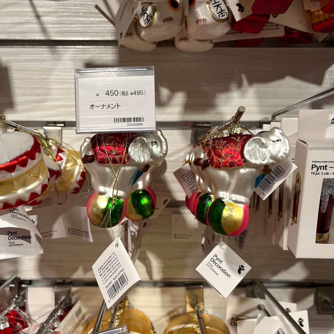 Flying Tiger Japanさんのインスタグラム写真 - (Flying Tiger JapanInstagram)「飾りたいから、飾っちゃう🎄 つまり、自由。クリスマスに、自由を🗽  好きなモチーフでクリスマスツリーを埋めましょう。 あなたなら、どんな “偏愛ツリー” を完成させますか？❤  どことなく、「こけし」。 さりげなく、「キモノ」。 なんとなく、「JAPAN」。 オーナメントは、クリスマス。 キラリ、アジアの女性、ゆらり。  アジア出身。北欧育ち。「お寺」なのです。 なるほど、なんとなく。 クリスマスに「お寺」を飾る。 乾杯！　デンマークの「自由」に！  わたしに、愛。わたしは、愛。 愛は、クリスマス。 愛は、フライング タイガー コペンハーゲン。  ※在庫状況は各店舗で異なります。詳しくはお近くの店舗にお問い合わせください。  #フライングタイガー #flyingtiger #北欧 #北欧インテリア #北欧デザイン #北欧雑貨 #デンマーク  #hygge  #クリスマス #Christmas #ホリデーシーズン #クリスマスデコレーション #クリスマスパーティー #クリスマス装飾 #サンタ #ニッセ #クリスマスプレゼント #オーナメント #クリスマスオーナメント」11月9日 18時00分 - flyingtigerjp