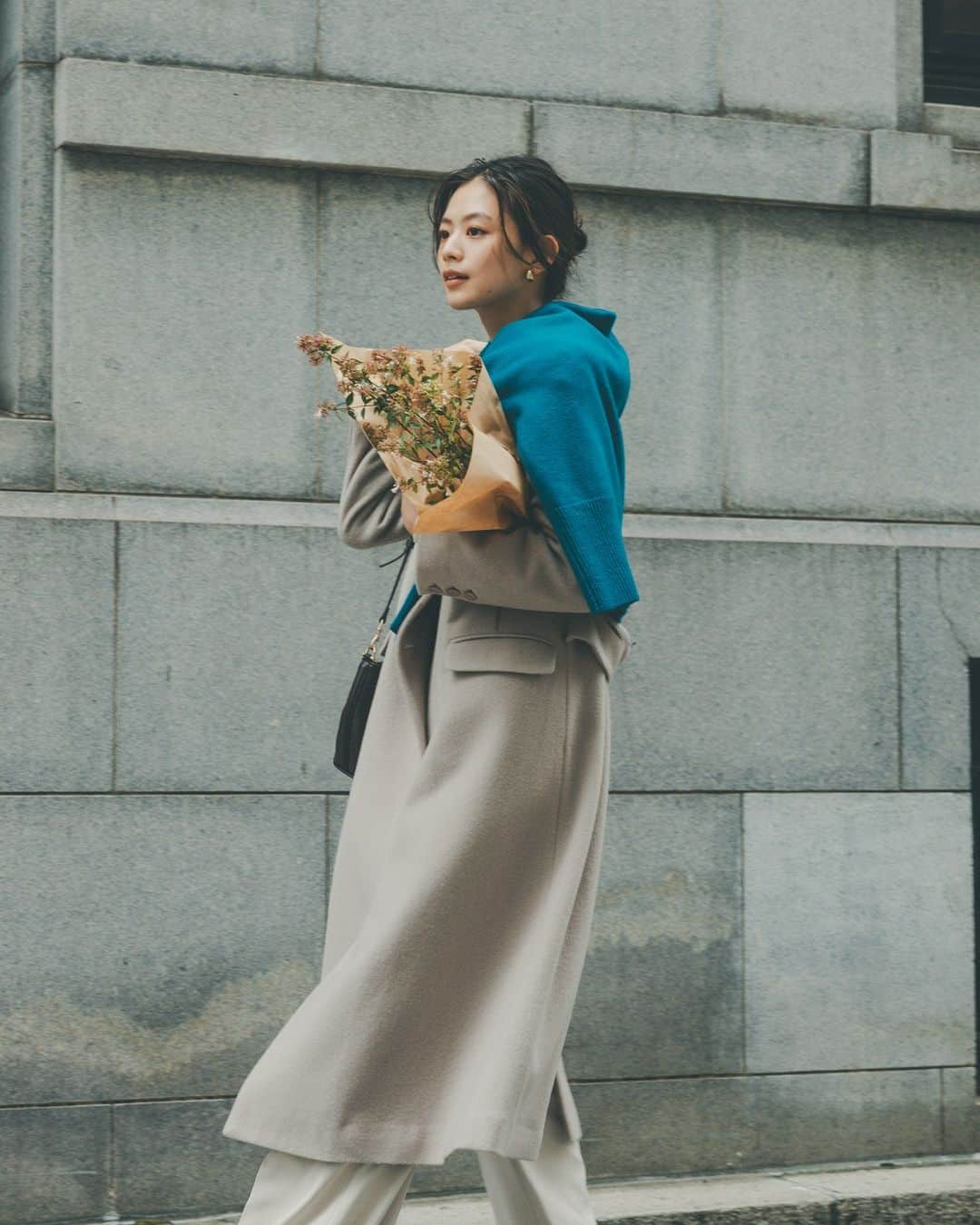 NATURAL BEAUTY BASICのインスタグラム：「松木育未さん着用の 新作webカタログ第3弾が大好評公開中♡  ■ダブルチェスターモッサコート ¥28,930 tax in size:S/M/PS color:ライトモカ/グレー/ベージュ/ネイビー/ #0173252101  ■デザインタックマトンスリーブニット ¥7,920 tax in size:FR color:オフ/クロ/ライラックピンク/アカ #0173270115  ■ミドルゲージボクシーニットシリーズ ニットカーディガン ¥10,890 tax in size:FR color:ピーコックブルー/オフ/グレー #0173275010  ■ハイウエストグルカツータックパンツ ¥10,890 tax in size:S/M/PS color:サンドベージュ/ミディアムグレー #0173230101  --  Normcore×Feminine Meets.Ikumi Matsuki  ミニマルなボトルネックコートに ミニを合わせたスタイリングや、 ニュアンストーンで女性ならではの 柔らかさを表現したクリーンなパンツルック…… “ノームコア”と“フェミニン” 相反するテイストを融合させた鮮度の高い着こなしをリコメンド。  #松木育未 さん #新作アイテム #ニット #シンプルニット #ロングコート #タックパンツ #ワイドパンツ #冬コーデ #お出かけコーデ #オフィスコーデ #オフィスカジュアル #通勤コーデ #ワントーンコーデ #大人可愛い #カラーコーデ  #着回しコーデ #きれいめカジュアル  #ベーシックコーデ #ベーシック #ナチュラルコーデ #トレンドスタイル #シンプルコーデ #ナチュラルビューティーベーシック #naturalbeautybasic」