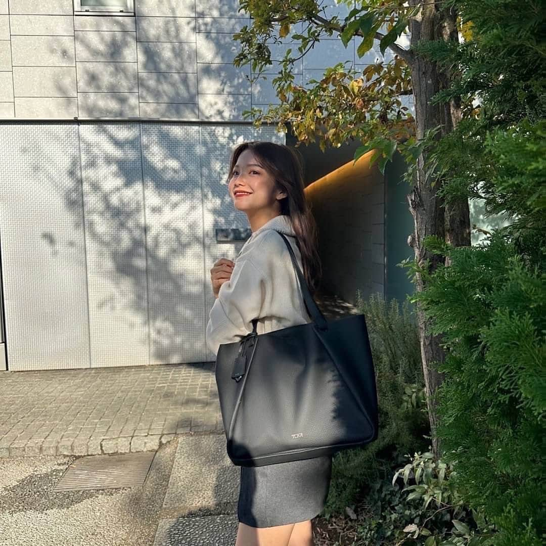 溝部ひかるのインスタグラム：「.  👜@tumitravel  トゥミの「ヴァロリー」トート、 トゥミの「ミリ二ア」ラップトップ・スリーブを使ってコーデ組んでみた🌿  大人っぽくシンプルに、  どんなコーデでも合わせやすくて、大容量だからパソコン作業が多めな私には有り難すぎて愛用中だよ〜  #pr #TUMI #トゥミ #TUMIGeorgica #ootd」