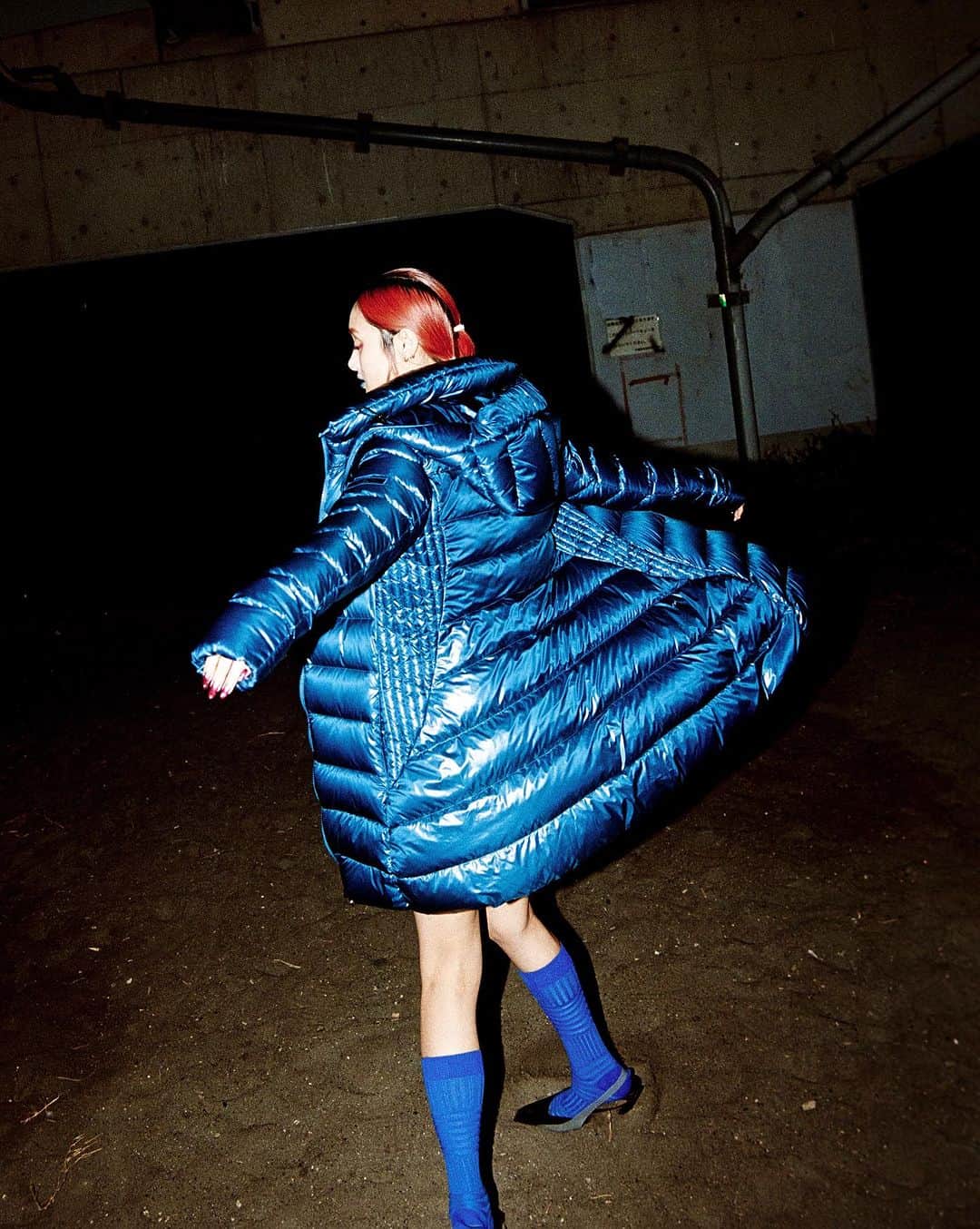 The Fashion Postさんのインスタグラム写真 - (The Fashion PostInstagram)「#select TATRAS with Shioli Kutsuna 『忽那汐里とショートトリップ。タトラスとひろがる可能性 vol.3』  寒い季節のファッションはレイヤードが楽しめるぶん、その人なりのセンスやバランスが鍵になる。日々たくさんのモノや情報が行き交う世の中で、運命を感じるスタイルに出会えた瞬間というのは、何にも代えがたい。これからのシーズンに向けて、冬のファッションの主役ともいうべきアウターも、妥協することなく、心ときめく一枚を見つけたい。  アウターの中でもダウンをメインに展開する TATRAS (タトラス) の2023年秋冬コレクションは、ダウンがもつ可能性に注目。ブランドが大事にするエレガンスやミリタリーの要素を軸に、テーラリングの技術やオーバーコートのシルエットをかけあわせ、いつになくフレッシュなスタイルが誕生した。最大限のパフォーマンスを発揮しながら、新たなフィロソフィーを感じさせる最新コレクションを着こなすのは、今や世界中から熱い視線を集める俳優の忽那汐里。彼女もまた自分らしい着こなしを探りながら、ファッションを楽しむひとり。いつもとは一味違う装いで、気分を盛り上げたら、この冬は新しい自分を見つけに、旅に出よう (第3回／全4回)。  model: Shioli Kutsuna photography: Shun Komiyama styling: Koji Oyamada hair: Keiko Tada make up: yuka hirac text: Miu Nakamura edit: Risa Matsumoto & Miu Nakamura  #TFP #TheFashionPost #TATRAS #タトラス #忽那汐里 #ShioliKutsuna #pr」11月9日 18時01分 - tfpjp