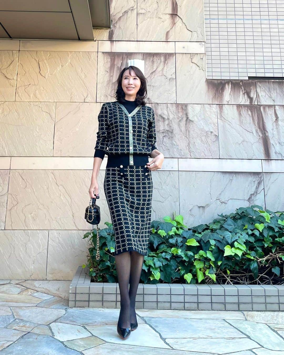 奈々さんのインスタグラム写真 - (奈々Instagram)「トップスとスカートの ２点セット  トップスは、重ね着してるように見えるよ😊 スカート、ウエストゴムなので とても楽ちん💖 締め付け感がないのに 綺麗なタイトスカートのラインが出て 仕事着にも女子会やお食事会にも そして、これからのパーティーなどにも おすすめです👍  PR @goinluck.jp   レディース フランス風 エレガント ファッション Vネック チェック柄 着痩せ スカート 2点セット  商品番号:SUIHX3369APS ブラック  いつも見てくださり 優しいコメントありがとうございます😊  #goinluck #エレガントコーデ #お仕事コーデ #通勤コーデ #エレガントファッション #エレガントスタイル #秘書コーデ #ミセスモデル #アラフィフモデル #黒スト #美脚コーデ #サロンモデル #サロモ #dianashoes #ダイアナの靴 #shein #sheinofficial」11月9日 18時01分 - nanafujn