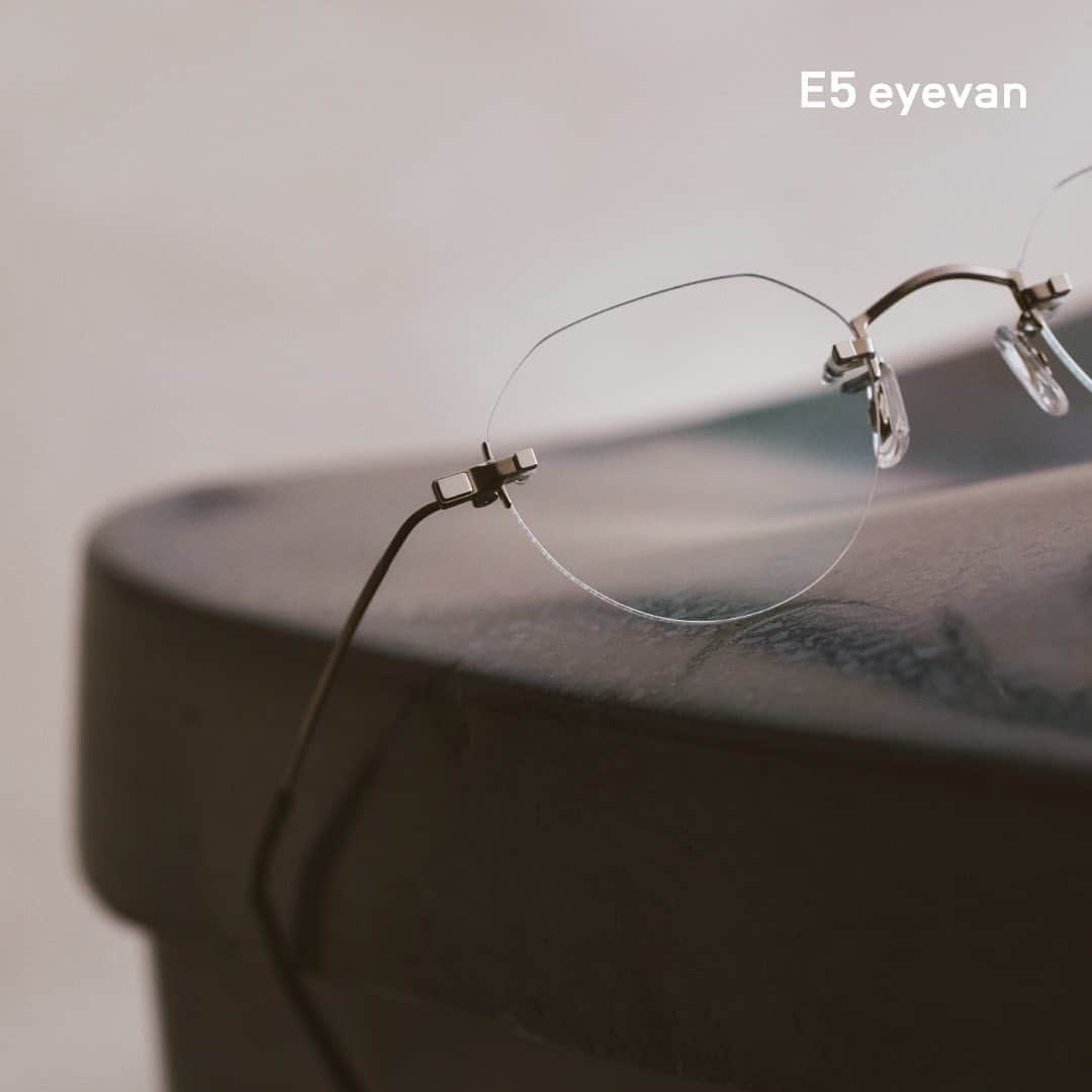 アイヴァン 7285のインスタグラム：「. #E5eyevan . 2024SS Campaign image Model:l3  #E5 #formfollowsroleandpurpose」