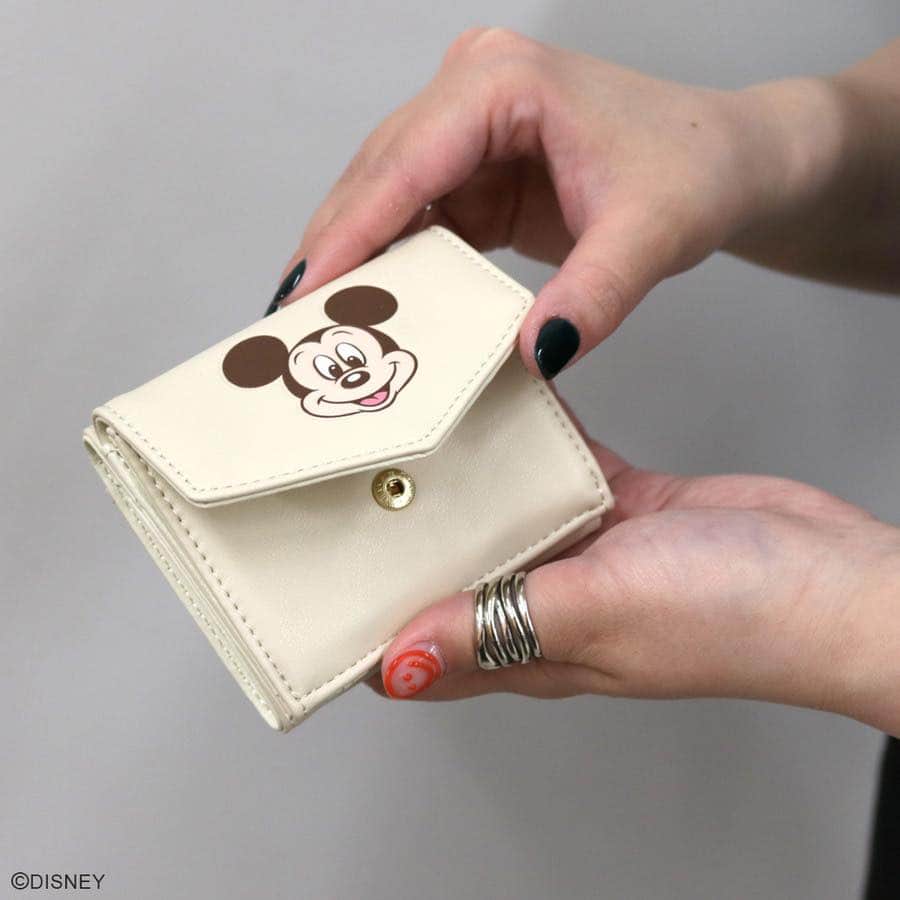 Accommodeさんのインスタグラム写真 - (AccommodeInstagram)「【Mickey Wallets】👛  11月はミッキーの誕生月🤍  ミニバッグにも使いやすい三つ折り👌🏼🖤 ミッキーマウスの愛らしいスマイルが可愛い🥰  内側にはミッキーマウスの手が型押しされており、細部までこだわったアイテム👀💖  ✔︎ ミッキーマウス/ スマイルフェイスウォレット 　¥3,773 - ※SALE PRICE  レアなレトロポーズのミッキーが登場🥹  二つ折りでコンパクトなので、ミニバッグにも入るスマートなサイズ感👌🏼🖤  専用のBOX付きなのでギフトにもおすすめです🎁  ✔︎ ミッキーマウス/レトロポーズ抗菌ウォレット 　¥10,780 -   商品詳細は商品タグもしくは プロフィールリンクよりcheck @accommode   #accommode #アコモデ #アコモデディズニー #ディズニーコレクション #ディズニーコーデ #ディズニーグッズ #ディズニーアイテム #ミッキーコーデ #ミッキーグッズ #ミッキー好きな人と繋がりたい #三つ折り財布 #二つ折り財布 #ミニ財布 #ミニウォレット #ちい財布」11月9日 18時01分 - accommode