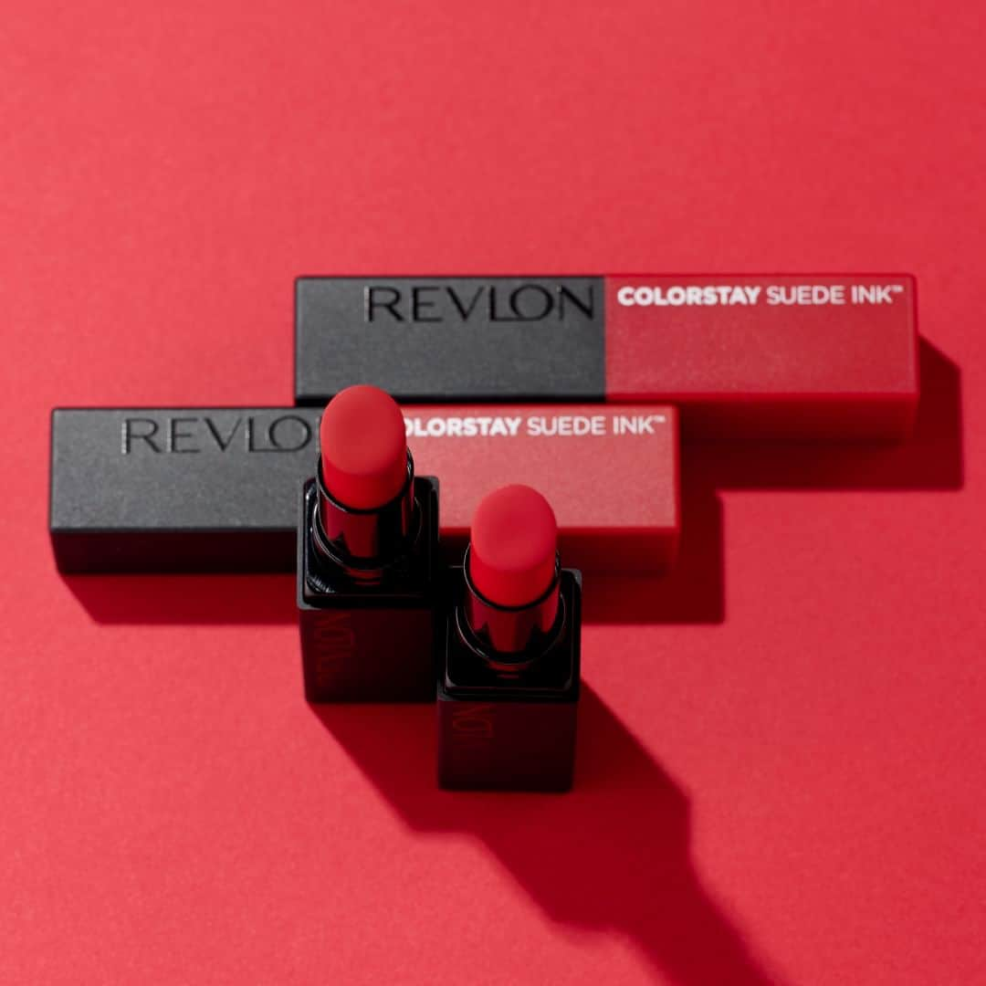 revlon japanのインスタグラム：「🆕💄あなたはどっちのレッド🍎🍓🌹❤️？ 人気のマットリップに、イエベさん・ブルべさん、それぞれに似合う赤リップが新登場💛💙  【左】 014 SPIT FIRE(スピット ファイアー) イエベさんにおすすめの「ホットレッド」💛  【右】 015 LIP BOOM(リップ ブーム) ブルべさんにおすすめの「プラムレッド」💙  既存色を含めると、全9色🌈 バラエティショップやドラッグストア・オンラインSHOPで見つけてね✨  -------------------- レブロン カラーステイ スウェードインク リップスティック 全９色 各1,760円（税込）（うち新色２色(014/015)） --------------------- 既存色は全国の店舗およびレブロン公式オンラインストア（楽天、Yahoo!ショッピング）、Amazon、アットコスメショッピング、Qoo10にて発売中。新色は、11月上旬より順次発売予定。 ※新色は、一部店舗では取り扱いの時期が異なる場合がございます。  #レブロン #REVLON #レブロンリップ #マットリップ #レブロンカラーステイスウェードインクリップスティック #ふわマット #荒れないリップ #落ちないリップ #赤リップ #オレンジリップ #リップメイク #新作コスメ #秋メイク #冬メイク #イエベメイク #ブルべメイク」