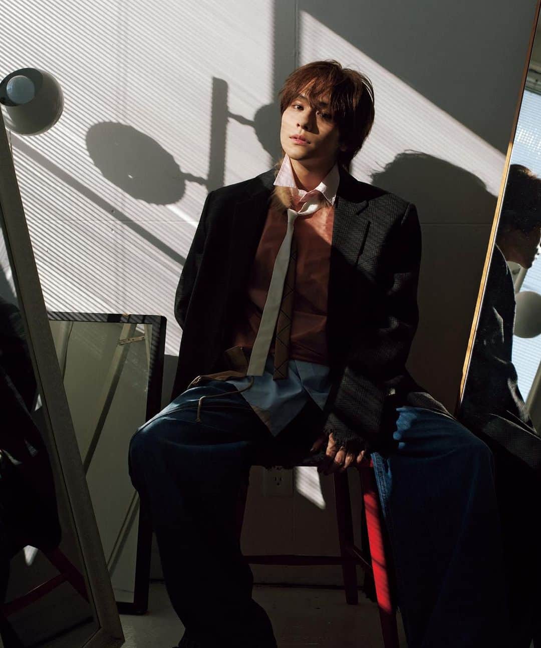 NYLON JAPANのインスタグラム：「煌めきと自然のエレメントを求めて。山下幸輝とTHREEの美しき共鳴 THREE（スリー）のホリデーコレクションはクリムトの絵画にインスピレーションを受けた、多彩なゴールドのニュアンスに包まれたロマンティックな世界観。 そしてそんな心ときめくメイクアップアイテムと共に楽しみたいのが感性を刺激するプラントベース・フレグランス。直感のままに自らを解き放ち、まばゆい煌めきを大胆にまとったら新章の始まり。まだ見ぬ新しい世界へ、山下幸輝と一緒に出かけよう。  #山下幸輝 @qpitdef  photography @toshiakikitaoka styling @yang_yu0924 hair&make @toyodayousuke  #nylonjapan #nylonguysjapan #nylonjp #caelumjp」