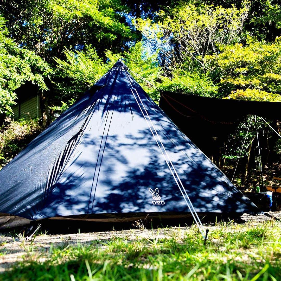 キャンプ情報サイト［ランタン］のインスタグラム：「CAMP SMILE STYLE ／ DODのちょい足しアイテムでテントとタープを連結！ 日射しを避けて仲間と会話が弾む ＼ いろんなキャンパーのキャンプスタイルを現地取材と一般キャンパーからの投稿で数多く掲載してます。 . . 詳しくは @lantern.camp webサイトをご覧ください . . #camp #camping #camplife #outdoor #travel #trip #lantern_smile #キャンプ #キャンプ用品 #アウトドア #テント #自然 #旅行 #キャンプ初心者 #キャンプ好きな人と繋がりたい #アウトドア好きな人と繋がりたい #camper #外遊び #キャンプスタイル #かぶとの森テラス #グループキャンプ #グルキャン #DOD #ディーオーディー #トンガリハット #コット #ワンポールテント」