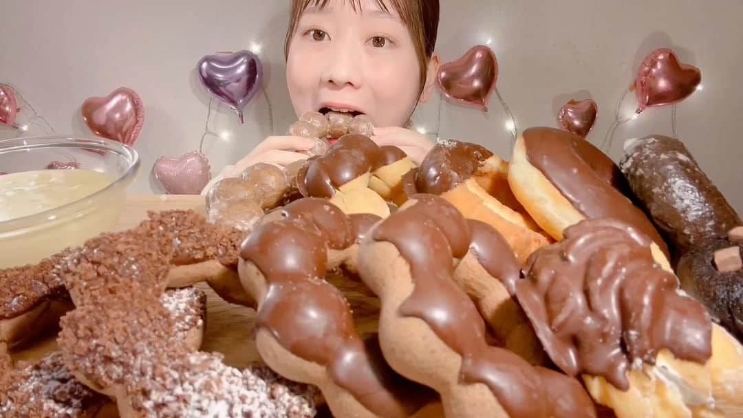 MIYUのインスタグラム：「ミスドのポンデショコラとチョコドーナツ🍩Chocolate Donuts🍩 #asmr #asmreating #eating #mukbang」