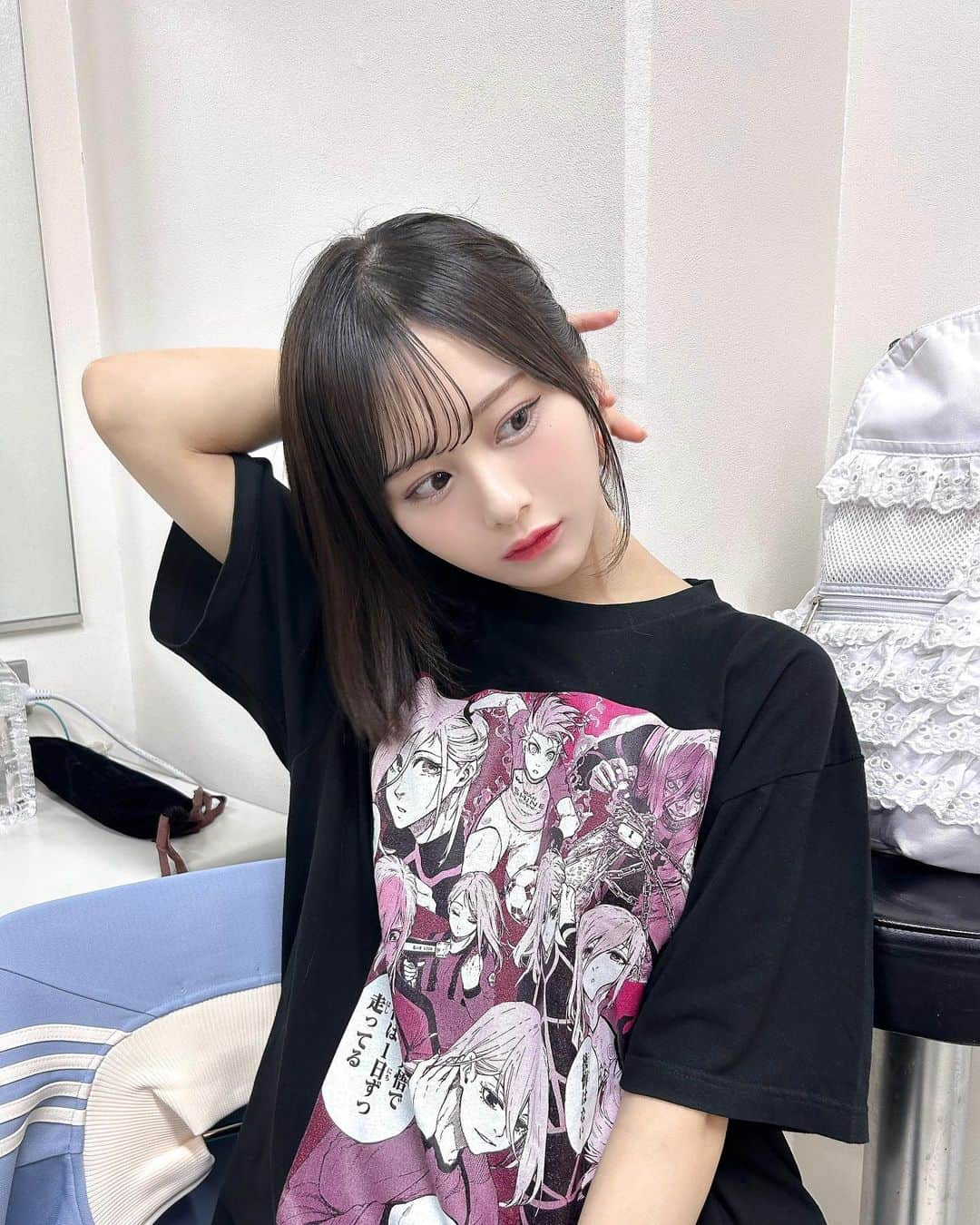 尾木波菜のインスタグラム：「お嬢と髪型おそろいした⚽️  このTシャツ欲しかったんだけど、現地で買えなくて受注で頼んで待ってたから届いて幸です( ；-；)！」