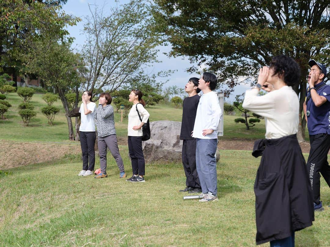 ヒラハルさんのインスタグラム写真 - (ヒラハルInstagram)「【わざわざスタッフ、東御市主催のウォーキングガイドになる】  わざわざで働くスタッフのひとりが、長野県東御市が主催する「クアオルト健康ウオーキング」の実践指導者（ガイド）となりました。  そこでわざわざでも「クアオルト健康ウオーキング」を開催することになったのですが、そもそもなぜガイドになろうと思ったか？を、わざわざコーポレートサイトの記事でスタッフがお話しています。今日は一部抜粋してご紹介しますね。  ↓↓↓  東御市で暮らし、わざわざで働きはじめて3年目になりますが、「よき生活者になる」をスローガンに掲げるわざわざでは、そこで働くスタッフに残業を厳しく制限しています。  移住前は仕事が好きでその分残業過多だった私は、移住後ほとんど定時に帰宅できるようになり、規則正しい生活が送れるようになりました。  東京に比べて遅くまで営業しているお店はなく、夜は優しい暗闇に包まれる東御市で暮らしていると、寝る時間がどんどん早くなり、10時には就寝、朝5時半には夜明けとともに目が覚める、健康的な暮らしに変わりました。  以前は休みの日は疲れをとる日だったのが、疲れていないので行動できるようになり、近くの山を登ったり、街歩きをしたりするようになりました。  ・  健康的な生活が送れるようになりましたが、一つだけ東京で暮らしていたときと比べて、失ったものがあります。東御市は公共交通機関がほとんどないため、車が必須です。ペーパードライバーで移住して２年間、ようやく運転に慣れてきたと思ったら、まったく歩かなくなった自分になってしまいました。  たまに登山に行きますが、東京では通勤時に必ず歩いていた、毎日の積み重ねがありません。一人で街歩きをしてもだんだん退屈になって飽きてしまい、続きません。  そんなときに、東御市が「クアオルト健康ウオーキング」のガイドを公募しているのを知り、クアオルトって何なんだ？と思いながらとりあえず応募し、クアオルトを学び、ガイドになりました。  （※）クアオルトとは、ドイツ語で「療養地」のこと。 「クアオルト健康ウオーキング」では、血圧を測定し、心拍数をはかりながら、目標心拍数を定めて主観的にややきついぐらいの個人に合わせたペースでクアオルトガイドと一緒に歩きます。自分自身がいまどんな状態で、どれぐらいの強度で運動をすれば一番効果的なのか、その状態を測定することによって客観的に知ることができます。  ・  “真の健康とは、自分自身と向き合うことから始まる” わざわざのビジョンである「人々が健康である社会へ」の冒頭のことばです。  わたしたちは、健康は誰かに教わったり押し付けられたりするものではなく、自分自身を知ること、気づきを得ることが大切だと考えます。  クアオルト健康ウオーキングも、健康そのものを目標とせず、健康であることを通して、自分の人生をデザインする、気づきを与える、文化を醸成する、そんなことを目指しています。  自分自身が東御市に移住して教えてもらった体感を、多くの人にも感じてもらいたい、そんな一心で、クアオルト実践指導者として、このコースをガイドしたいと思っています。  ▶わざわざコーポレートサイト 『わざわざスタッフ、東御市主催のウォーキングガイドになる』より  ・・・  ●クアオルト健康ウオーキング＠芸術むら公園コース 2023年の予定 10/30（月）10:30～12:00 11/13（月）10:30～12:00 11/27（月）10:30～12:00 12/11（月）10:30～12:00 12/25（月）10:30～12:00  開催時間：10:30～12:00 参加方法：10:30までに歩きやすい格好で問touに来てください。 予約不要です。到着されましたら健康チェックシートにご記入をいただいたうえでウォーキングに参加していただきます。当日の体調によってはウォーキングに参加いただけない場合がございます。血圧測定で収縮期血圧180mmHg、拡張期血圧110mmHg以上の方はご参加いただけません。保険への加入は任意でお願いします。  ・・・・・・・・・・・・・・・  #パンと日用品の店わざわざ #わざわざ #wazawaza #長野県 #東御市 #長野県観光 #芸術むら公園 #問tou #クアオルト #クアオルト健康ウォーキング」11月9日 18時04分 - wazawazapan