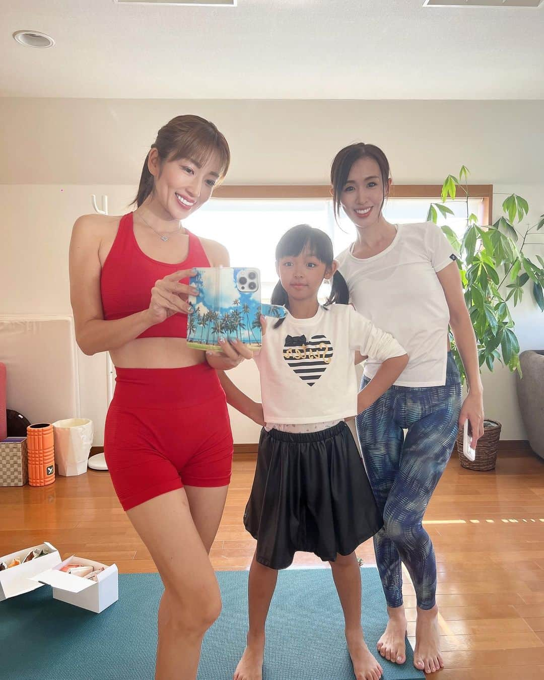 庄司ゆうこさんのインスタグラム写真 - (庄司ゆうこInstagram)「ポジティブスターヨガ🧘‍♀️デジタル写真集360°の撮影をしてきました❣️ 回転する円盤の上でヨガポーズ30秒キープして撮影するのって想像以上にキツかった🤣しかも表情は変えずに、、笑 バランスポーズとかグラグラでしたが1人12ポーズを8名でこなしました🥰 回転寿司のお寿司になった気分で楽しかった😝 この日は、もう10年くらい働いてくれているメンバーが集まってくれて1番最後の動画の控え室は女子校みたいになってて面白かった🤣 みんないつもありがとー💕 出来上がりも楽しみっ❤️ #デジタル写真集#写真好きな人と繋がりたい #写真集#撮影#ヨガ撮影#ヨガ#ヨガポーズ#ポジティブスターヨガ#14年目」11月9日 18時04分 - yuko.shoji