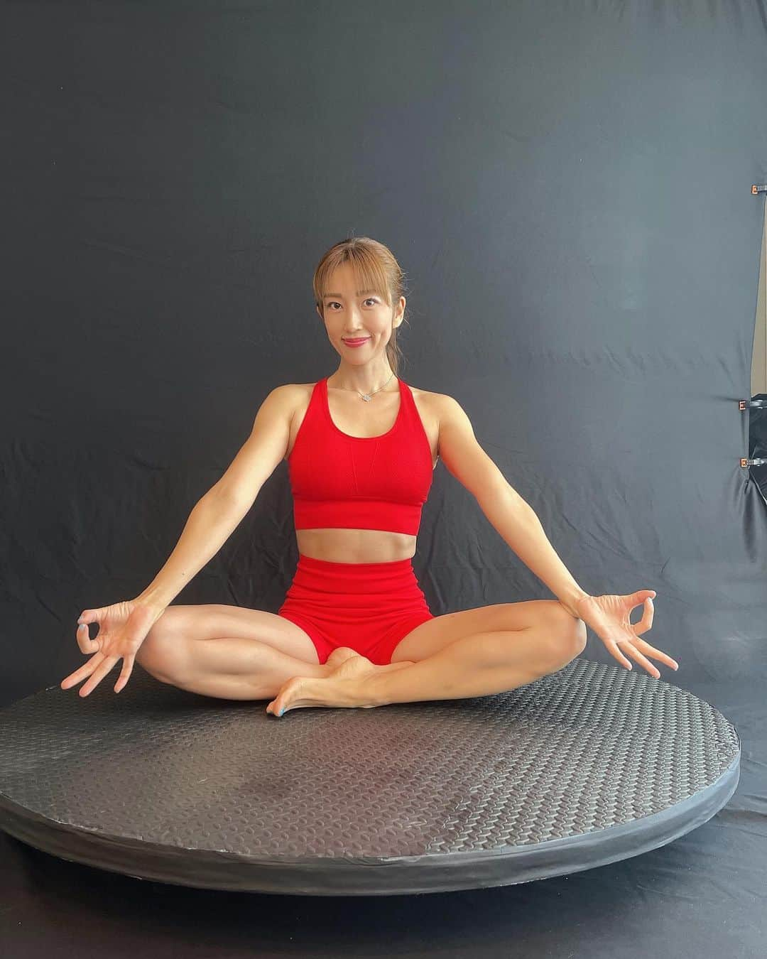 庄司ゆうこさんのインスタグラム写真 - (庄司ゆうこInstagram)「ポジティブスターヨガ🧘‍♀️デジタル写真集360°の撮影をしてきました❣️ 回転する円盤の上でヨガポーズ30秒キープして撮影するのって想像以上にキツかった🤣しかも表情は変えずに、、笑 バランスポーズとかグラグラでしたが1人12ポーズを8名でこなしました🥰 回転寿司のお寿司になった気分で楽しかった😝 この日は、もう10年くらい働いてくれているメンバーが集まってくれて1番最後の動画の控え室は女子校みたいになってて面白かった🤣 みんないつもありがとー💕 出来上がりも楽しみっ❤️ #デジタル写真集#写真好きな人と繋がりたい #写真集#撮影#ヨガ撮影#ヨガ#ヨガポーズ#ポジティブスターヨガ#14年目」11月9日 18時04分 - yuko.shoji