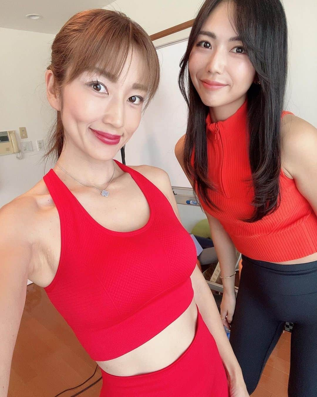 庄司ゆうこさんのインスタグラム写真 - (庄司ゆうこInstagram)「ポジティブスターヨガ🧘‍♀️デジタル写真集360°の撮影をしてきました❣️ 回転する円盤の上でヨガポーズ30秒キープして撮影するのって想像以上にキツかった🤣しかも表情は変えずに、、笑 バランスポーズとかグラグラでしたが1人12ポーズを8名でこなしました🥰 回転寿司のお寿司になった気分で楽しかった😝 この日は、もう10年くらい働いてくれているメンバーが集まってくれて1番最後の動画の控え室は女子校みたいになってて面白かった🤣 みんないつもありがとー💕 出来上がりも楽しみっ❤️ #デジタル写真集#写真好きな人と繋がりたい #写真集#撮影#ヨガ撮影#ヨガ#ヨガポーズ#ポジティブスターヨガ#14年目」11月9日 18時04分 - yuko.shoji