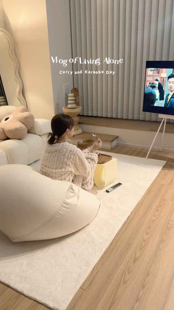 たかあしあかりのインスタグラム：「. 歌のタイトルに掛けて ゴミ人間、あかりちゃんで TikTok投稿したら審査時間かかって 一生投稿されないかと思った😂（笑）  カレーとカラオケの日🎤  ⠀  ⠀  ⠀  ⠀  #一人暮らし #一人暮らしインテリア  #カフェ風インテリア  #ひとり暮らし  #お家カフェ #おうちカフェ  #ナイトルーティン #インテリアコーディネート  #ダイニングインテリア」