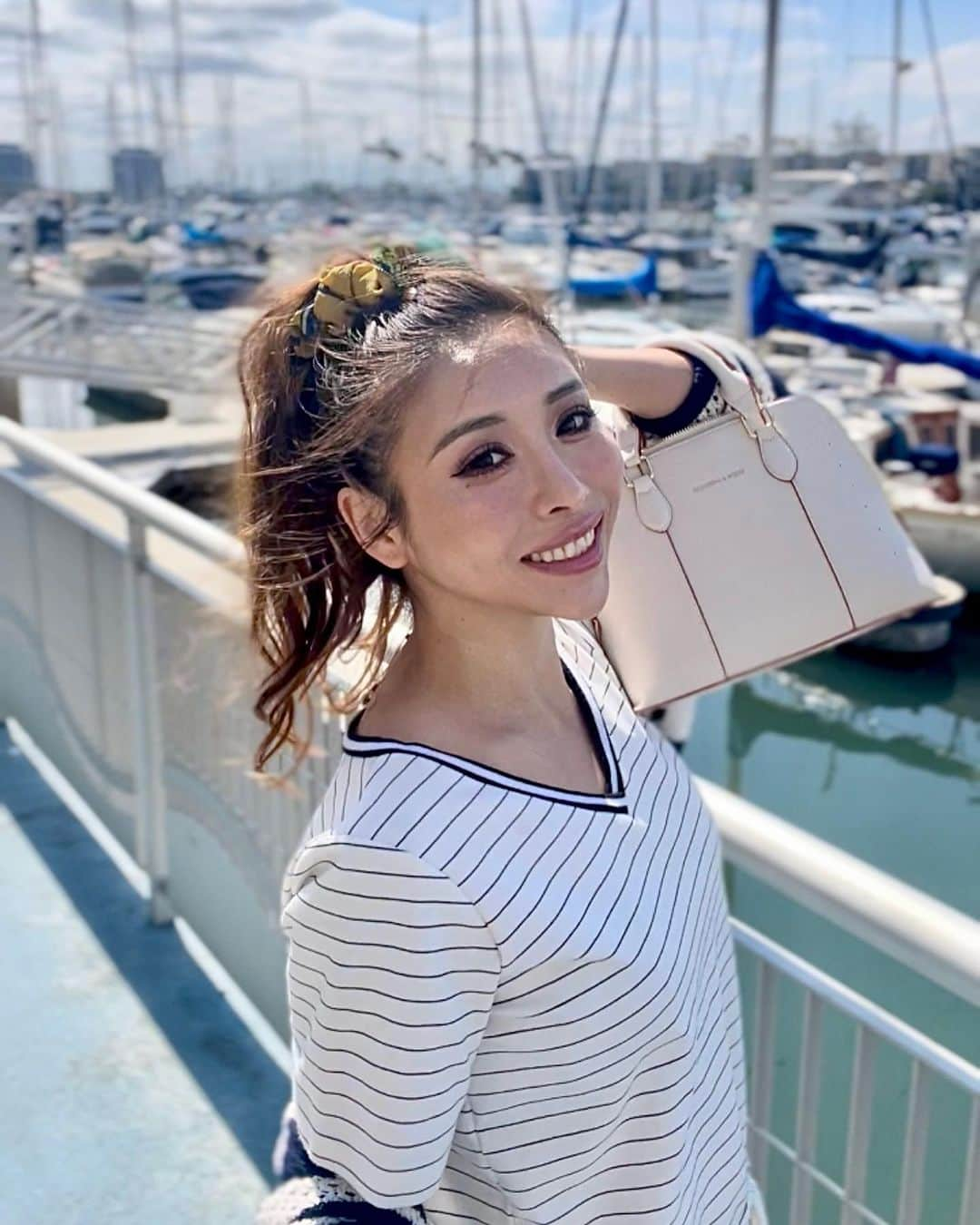 satoprimoのインスタグラム：「⚓️🔹Marina del Ray🔹⚓️  初めてLAに来た時に行った1番大好きな場所をただ散歩してるムービー🌞🤩  Ritz Carltonのラウンジでランチしたんだけど,そこからのマリーナと海のviewが最高で毎回寄るお気に入りスポットになりました💙 このマリーナを 1周出来る歩道散歩したりランニングしたりしてるだけで気持ち良い🛳🙌🏝  #la #losangeles #marinadelray #myfavorite」