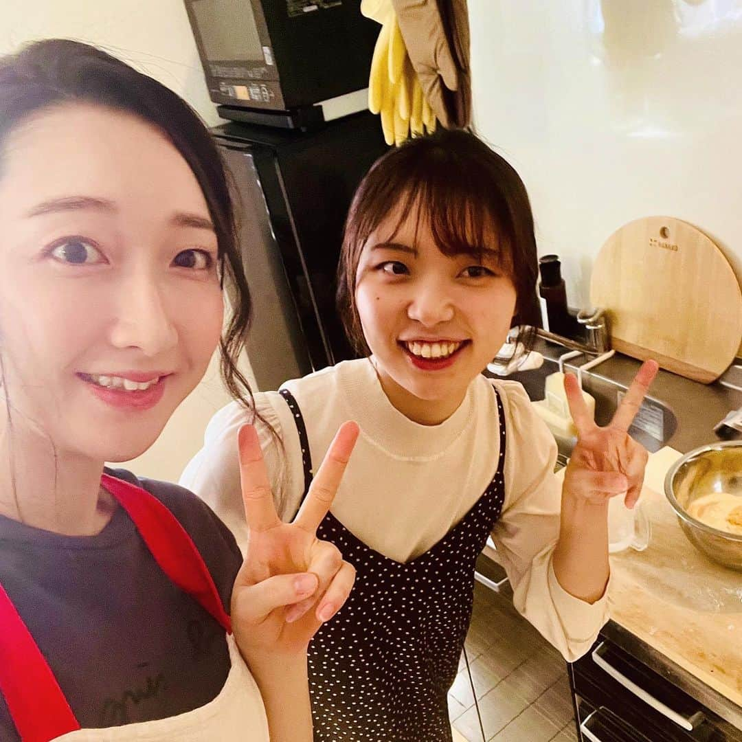 竹上萌奈さんのインスタグラム写真 - (竹上萌奈Instagram)「(⚠️動画音あり) ⁡ 人生初の#パン作り 🥖 番組APさん兼某有名クッキング教室の先生というY氏を我が家にお招き♡ ⁡ #クリスマス なので#シュトーレン風のパン を一緒に作りました🎄 (本物の#シュトーレン はものすごい時間と手間がかかるらしく、断念…) ⁡ パンは何気なく買って食べていましたが、作るのは本当に難しかったです💦 ⁡ その時の水分や生地の膨らみを入念にチェックしながら、丁寧にこねて…発酵させて…伸ばして…包んで…最後に焼きます！ ⁡ 2時間半かかって、ようやく完成✨ ⁡ しっとり、もっちり、本当に美味しかったです😲♡♡♡ プロの技に感動👏 ⁡ 朝、起きるのが楽しみになりました☺️ ⁡ ⁡ ⁡ #パン #料理 #クッキング #お菓子作り #クリスマス」11月9日 18時05分 - takegami_moena