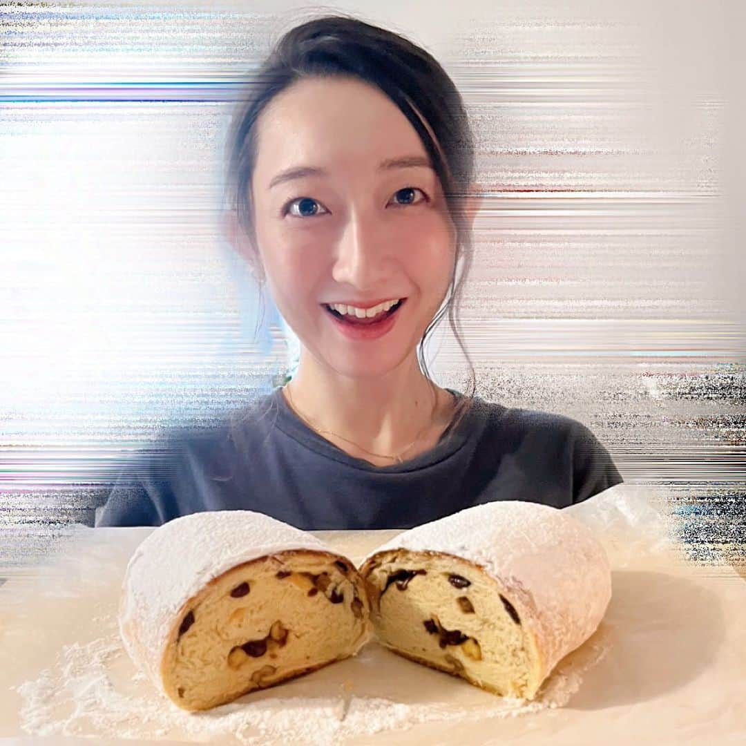 竹上萌奈さんのインスタグラム写真 - (竹上萌奈Instagram)「(⚠️動画音あり) ⁡ 人生初の#パン作り 🥖 番組APさん兼某有名クッキング教室の先生というY氏を我が家にお招き♡ ⁡ #クリスマス なので#シュトーレン風のパン を一緒に作りました🎄 (本物の#シュトーレン はものすごい時間と手間がかかるらしく、断念…) ⁡ パンは何気なく買って食べていましたが、作るのは本当に難しかったです💦 ⁡ その時の水分や生地の膨らみを入念にチェックしながら、丁寧にこねて…発酵させて…伸ばして…包んで…最後に焼きます！ ⁡ 2時間半かかって、ようやく完成✨ ⁡ しっとり、もっちり、本当に美味しかったです😲♡♡♡ プロの技に感動👏 ⁡ 朝、起きるのが楽しみになりました☺️ ⁡ ⁡ ⁡ #パン #料理 #クッキング #お菓子作り #クリスマス」11月9日 18時05分 - takegami_moena