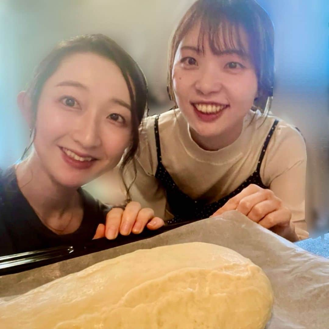 竹上萌奈さんのインスタグラム写真 - (竹上萌奈Instagram)「(⚠️動画音あり) ⁡ 人生初の#パン作り 🥖 番組APさん兼某有名クッキング教室の先生というY氏を我が家にお招き♡ ⁡ #クリスマス なので#シュトーレン風のパン を一緒に作りました🎄 (本物の#シュトーレン はものすごい時間と手間がかかるらしく、断念…) ⁡ パンは何気なく買って食べていましたが、作るのは本当に難しかったです💦 ⁡ その時の水分や生地の膨らみを入念にチェックしながら、丁寧にこねて…発酵させて…伸ばして…包んで…最後に焼きます！ ⁡ 2時間半かかって、ようやく完成✨ ⁡ しっとり、もっちり、本当に美味しかったです😲♡♡♡ プロの技に感動👏 ⁡ 朝、起きるのが楽しみになりました☺️ ⁡ ⁡ ⁡ #パン #料理 #クッキング #お菓子作り #クリスマス」11月9日 18時05分 - takegami_moena