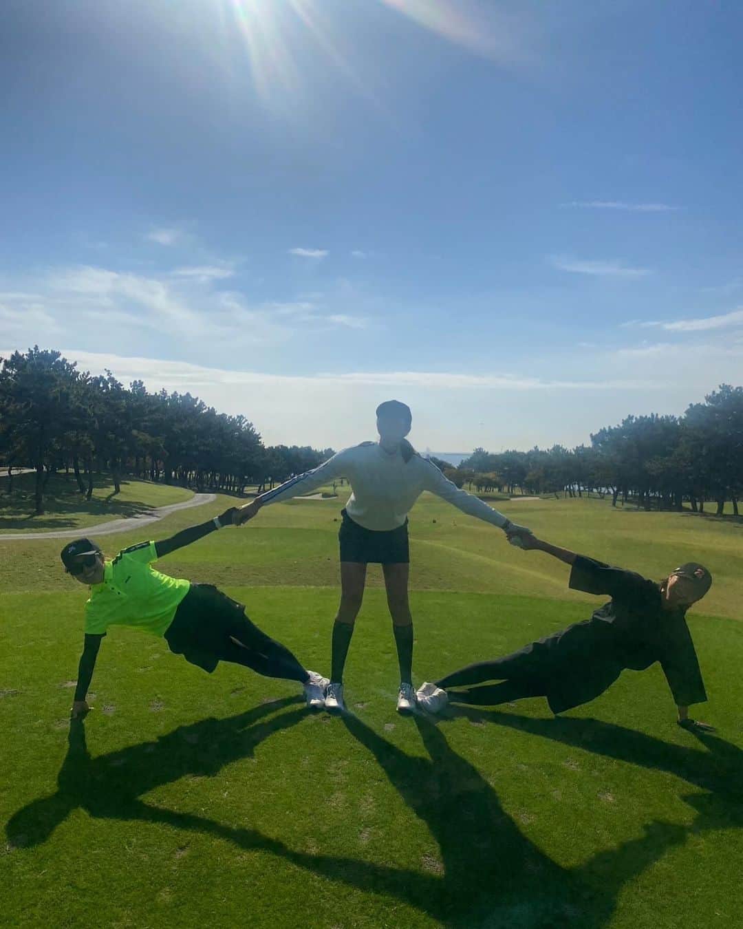 狩野舞子さんのインスタグラム写真 - (狩野舞子Instagram)「・ 誰だかわかったあなたはアスリート検定1級💮  ピン横1mに付けてパー！！笑 いつも通りか🤣 ・ #ゴルフ #golf #若洲ゴルフリンクス  #突然の組体操 #noppomaikogolf」11月9日 18時05分 - kanochan715
