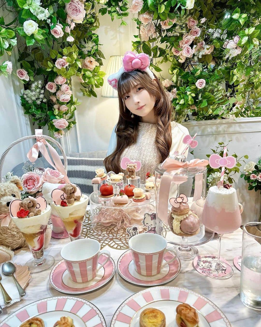 あまつ様のインスタグラム：「🧸🎀  Ginger Garden AOYAMA ハローキティコラボアフタヌーンティー  行ってきたよ🩷  最高にカワイイ空間で幸せすぎた🍰🤍  写真いっぱい撮ったからいっぱい載せる🥳🥳  #あまつまりな  #あまつ様 #私服」