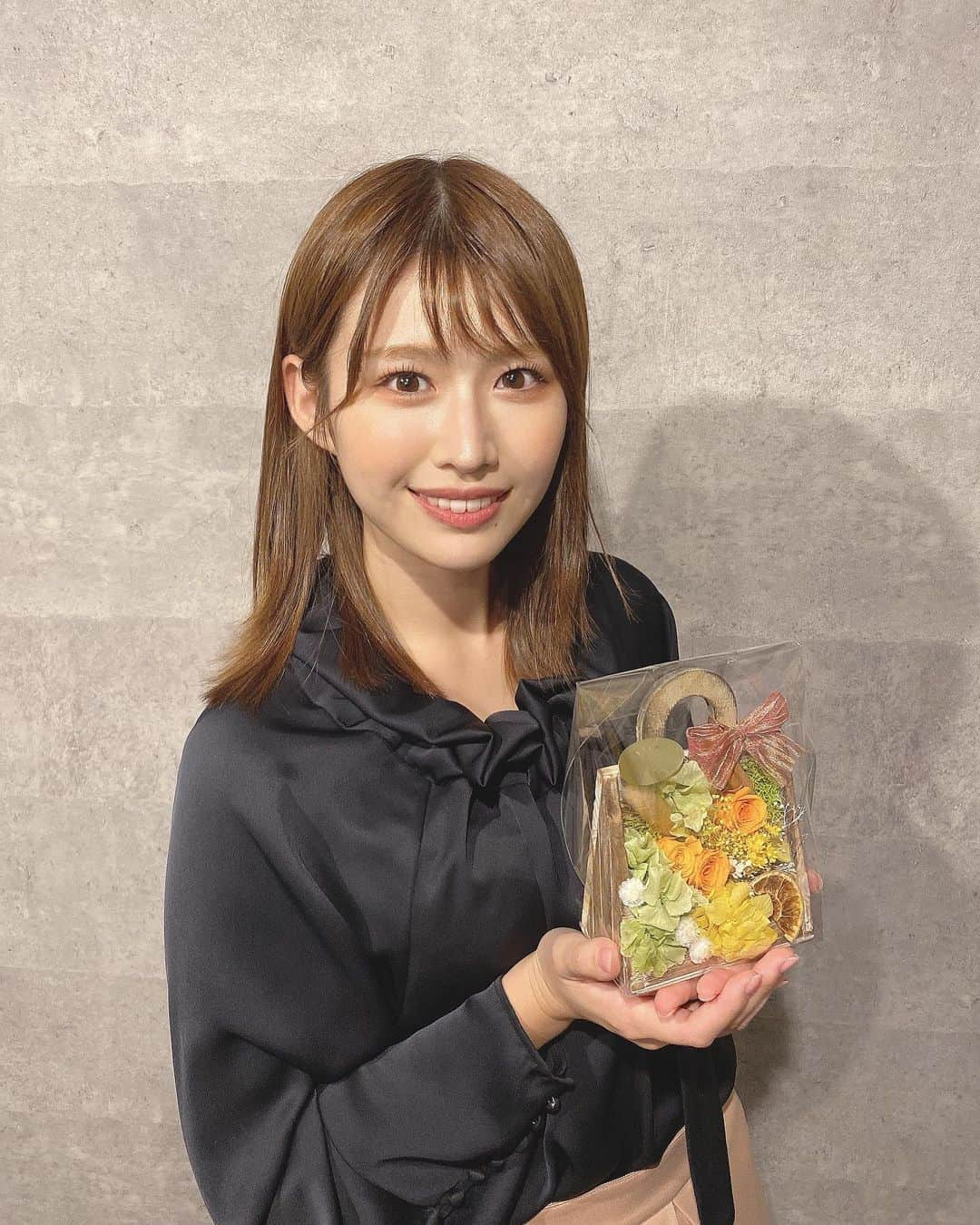 佐藤朱さんのインスタグラム写真 - (佐藤朱Instagram)「🌼💐 . たくさんのお祝いのメッセージありがとうございます！とっても嬉しいです！ 感謝の気持ちでいっぱいなお誕生日🥹✨ . 多くの方の支えがあったからこそ、乗り越えられた一年でした。今日からまた一つ一つ懸命に取り組んでいきます！💪 #誕生日 #バースデーフォト」11月9日 18時09分 - akari_miyagi