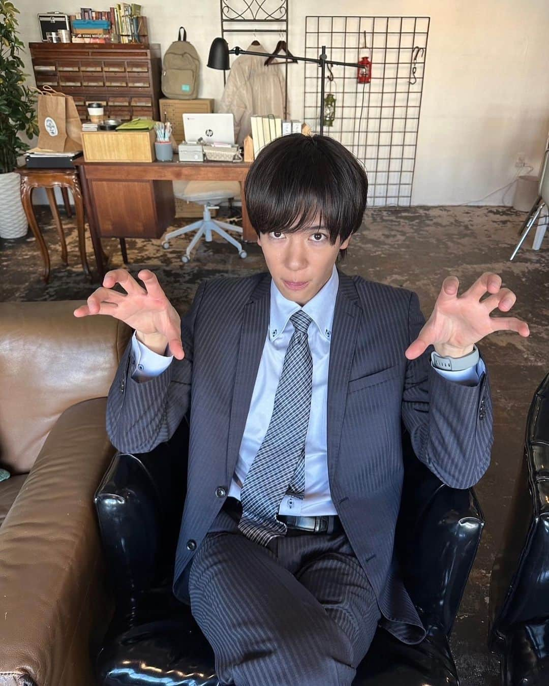 内藤秀一郎さんのインスタグラム写真 - (内藤秀一郎Instagram)「明日放送の「ハイエナ」第4話に 片寄くん演じる佐々石のマネージャーの国枝として出演します。  2人が壁を乗り越えようともがく姿を是非ご覧ください。 片寄くんとは3回目の共演です。 ハッピー☺️  #ハイエナ」11月9日 18時09分 - syuichiro_naito