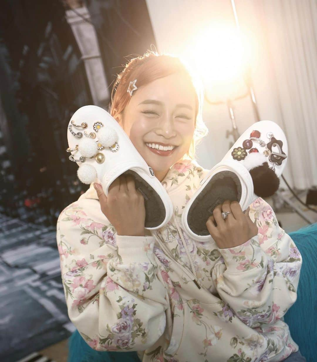 田辺莉咲子さんのインスタグラム写真 - (田辺莉咲子Instagram)「CROCS™ COZY STUDIOに行ってきました💜 小学生の時、チャームがいっぱいついてる子が羨ましかった記憶を思い出して、 好きなだけつけれる空間が楽しくて心が躍った😆✌︎  そして本日のYouTubeは秋服購入品紹介🍂 2,000〜25,000円台の商品達です✨ #crocs #クロックス」11月9日 18時16分 - risako_tanabe