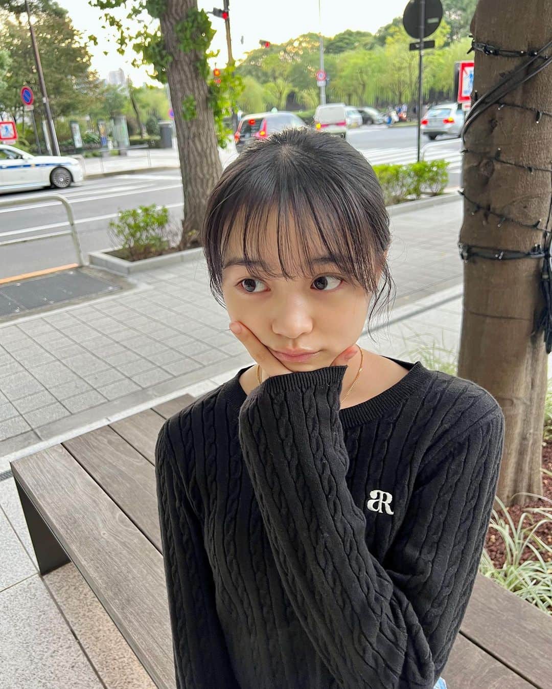 林芽亜里さんのインスタグラム写真 - (林芽亜里Instagram)「🎀 ⁡ お散歩めありはラフです🚶🚶 ⁡ ちなみに髪が長いからヘアクリップだけではふわふわしちゃうので(家の中にいる時はそれでいいんだけど🤭)、下の方で1本結びにしてから縦楕円形みたいな形にしてクリップでまとめています📎 ⁡ ⁡ ⁡ ちょうど写真撮っている時にパッと電気がつきました💡´- ⁡ そろそろイルミネーションの季節~！！♡♡ わくわくするね🪄 ⁡ ⁡ ⁡ #林芽亜里」11月9日 18時12分 - meari__hayashi