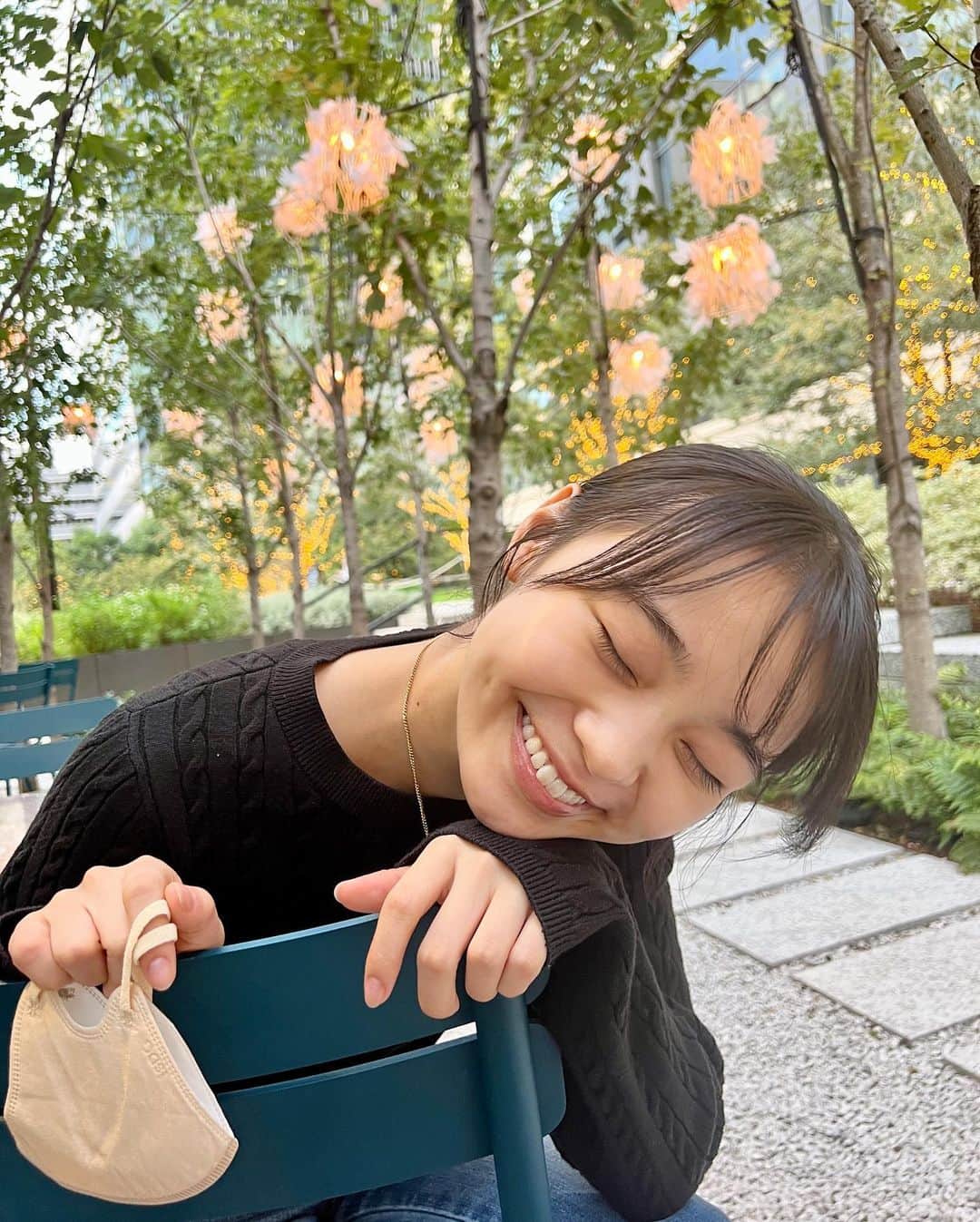 林芽亜里さんのインスタグラム写真 - (林芽亜里Instagram)「🎀 ⁡ お散歩めありはラフです🚶🚶 ⁡ ちなみに髪が長いからヘアクリップだけではふわふわしちゃうので(家の中にいる時はそれでいいんだけど🤭)、下の方で1本結びにしてから縦楕円形みたいな形にしてクリップでまとめています📎 ⁡ ⁡ ⁡ ちょうど写真撮っている時にパッと電気がつきました💡´- ⁡ そろそろイルミネーションの季節~！！♡♡ わくわくするね🪄 ⁡ ⁡ ⁡ #林芽亜里」11月9日 18時12分 - meari__hayashi