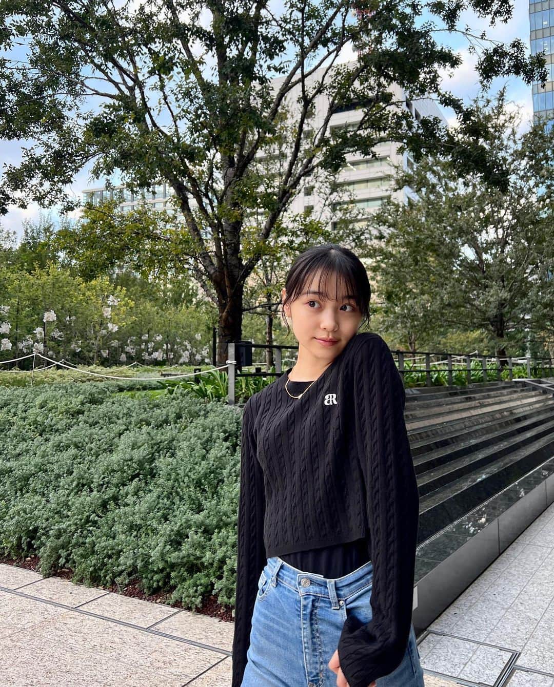 林芽亜里さんのインスタグラム写真 - (林芽亜里Instagram)「🎀 ⁡ お散歩めありはラフです🚶🚶 ⁡ ちなみに髪が長いからヘアクリップだけではふわふわしちゃうので(家の中にいる時はそれでいいんだけど🤭)、下の方で1本結びにしてから縦楕円形みたいな形にしてクリップでまとめています📎 ⁡ ⁡ ⁡ ちょうど写真撮っている時にパッと電気がつきました💡´- ⁡ そろそろイルミネーションの季節~！！♡♡ わくわくするね🪄 ⁡ ⁡ ⁡ #林芽亜里」11月9日 18時12分 - meari__hayashi