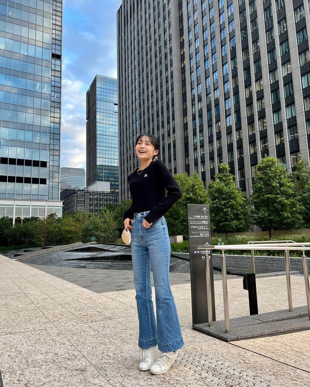 林芽亜里さんのインスタグラム写真 - (林芽亜里Instagram)「🎀 ⁡ お散歩めありはラフです🚶🚶 ⁡ ちなみに髪が長いからヘアクリップだけではふわふわしちゃうので(家の中にいる時はそれでいいんだけど🤭)、下の方で1本結びにしてから縦楕円形みたいな形にしてクリップでまとめています📎 ⁡ ⁡ ⁡ ちょうど写真撮っている時にパッと電気がつきました💡´- ⁡ そろそろイルミネーションの季節~！！♡♡ わくわくするね🪄 ⁡ ⁡ ⁡ #林芽亜里」11月9日 18時12分 - meari__hayashi