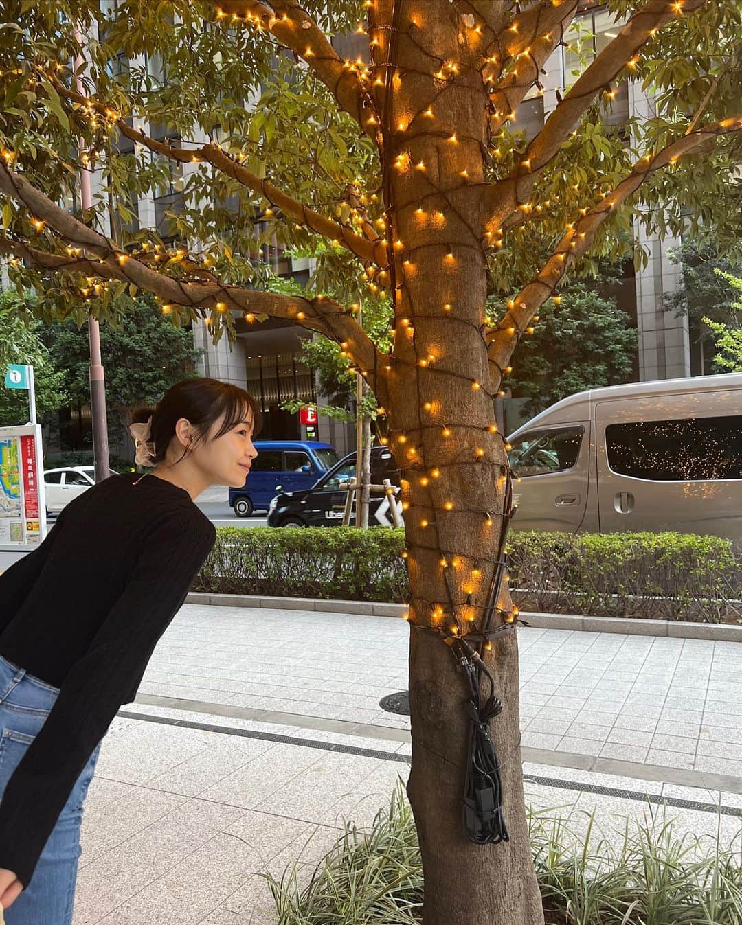 林芽亜里さんのインスタグラム写真 - (林芽亜里Instagram)「🎀 ⁡ お散歩めありはラフです🚶🚶 ⁡ ちなみに髪が長いからヘアクリップだけではふわふわしちゃうので(家の中にいる時はそれでいいんだけど🤭)、下の方で1本結びにしてから縦楕円形みたいな形にしてクリップでまとめています📎 ⁡ ⁡ ⁡ ちょうど写真撮っている時にパッと電気がつきました💡´- ⁡ そろそろイルミネーションの季節~！！♡♡ わくわくするね🪄 ⁡ ⁡ ⁡ #林芽亜里」11月9日 18時12分 - meari__hayashi
