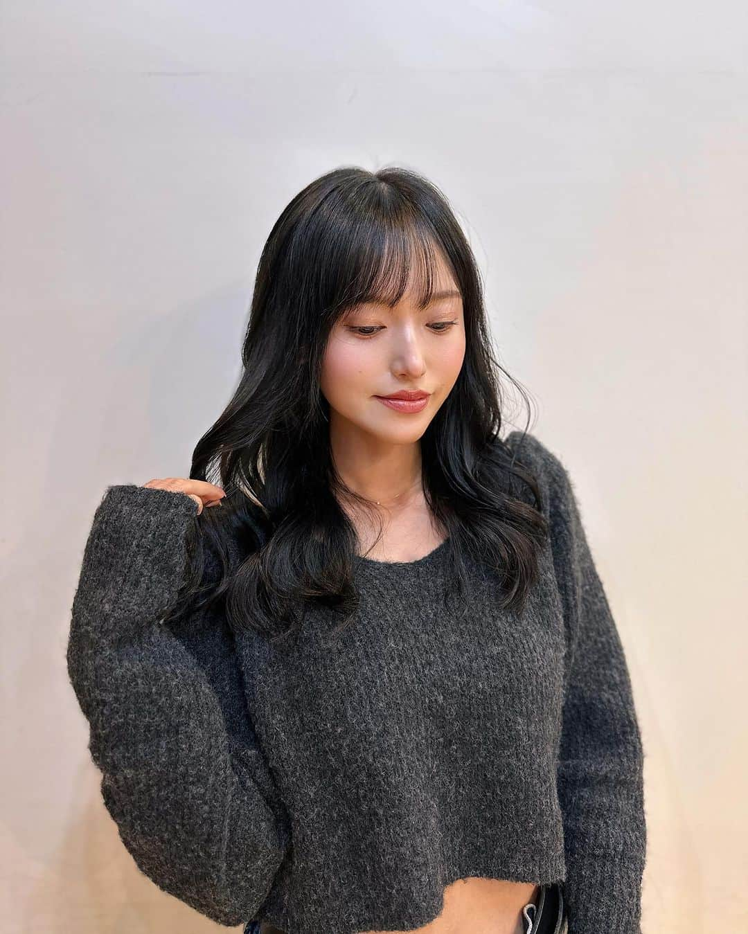 引地裕美さんのインスタグラム写真 - (引地裕美Instagram)「エクステ外したよ💇🏻‍♀️ スーパーロング気に入ってたけど、 頭ゴシゴシ洗えるの幸せ〜☺🧼💓笑  エクステ付けてもらったClueで エクステ外しと髪質改善トリートメント✨ 髪の毛が柔らかくなってツヤツヤになったよ😳 💇🏻‍♀️ @boappu_ami  📍 @exte_omotesandou   そのまま髪の毛染めにLafへ🫶🏻 カラーはいつも通りお任せで、 暗めで透けカラーにしてもらってる💎 💇🏻‍♀️ @takumi__terao  📍 @laf_garden   またエクステ付けたいな🫶🏻  #美容室 #表参道美容室 #boappu #銀座美容室 #laffromgarden  #UMine #japanese #japanesegirl #일본 #오오티디 #얼스타그램 #패션스타그램 #데일리코디 #패션 #时装 #셀카 #데일리룩」11月9日 18時13分 - yuumihikichi