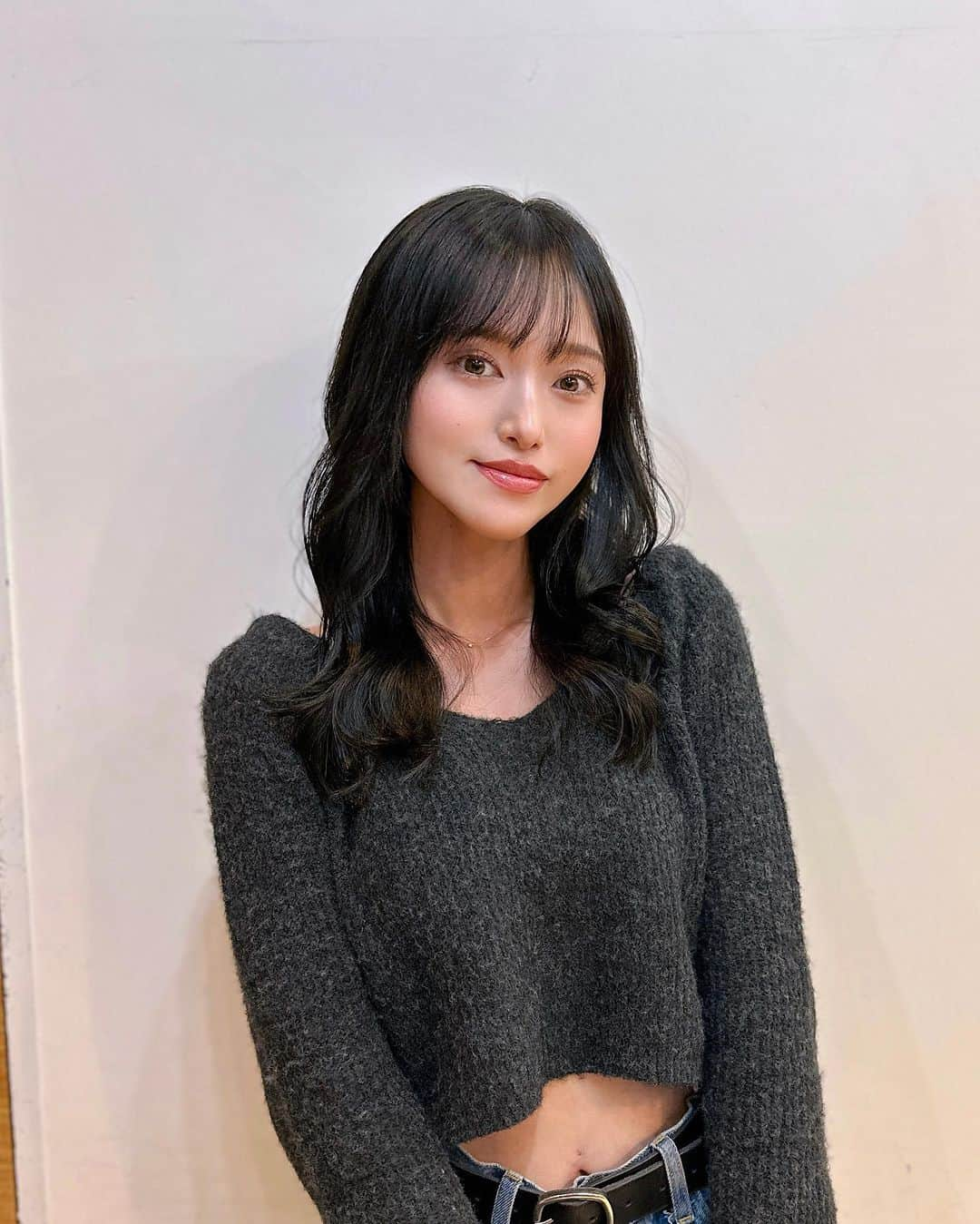 引地裕美のインスタグラム：「エクステ外したよ💇🏻‍♀️ スーパーロング気に入ってたけど、 頭ゴシゴシ洗えるの幸せ〜☺🧼💓笑  エクステ付けてもらったClueで エクステ外しと髪質改善トリートメント✨ 髪の毛が柔らかくなってツヤツヤになったよ😳 💇🏻‍♀️ @boappu_ami  📍 @exte_omotesandou   そのまま髪の毛染めにLafへ🫶🏻 カラーはいつも通りお任せで、 暗めで透けカラーにしてもらってる💎 💇🏻‍♀️ @takumi__terao  📍 @laf_garden   またエクステ付けたいな🫶🏻  #美容室 #表参道美容室 #boappu #銀座美容室 #laffromgarden  #UMine #japanese #japanesegirl #일본 #오오티디 #얼스타그램 #패션스타그램 #데일리코디 #패션 #时装 #셀카 #데일리룩」