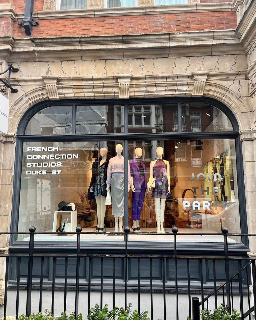 フレンチコネクションのインスタグラム：「On today's agenda: Getting our party fashion fix at our Duke Street store💜✨」