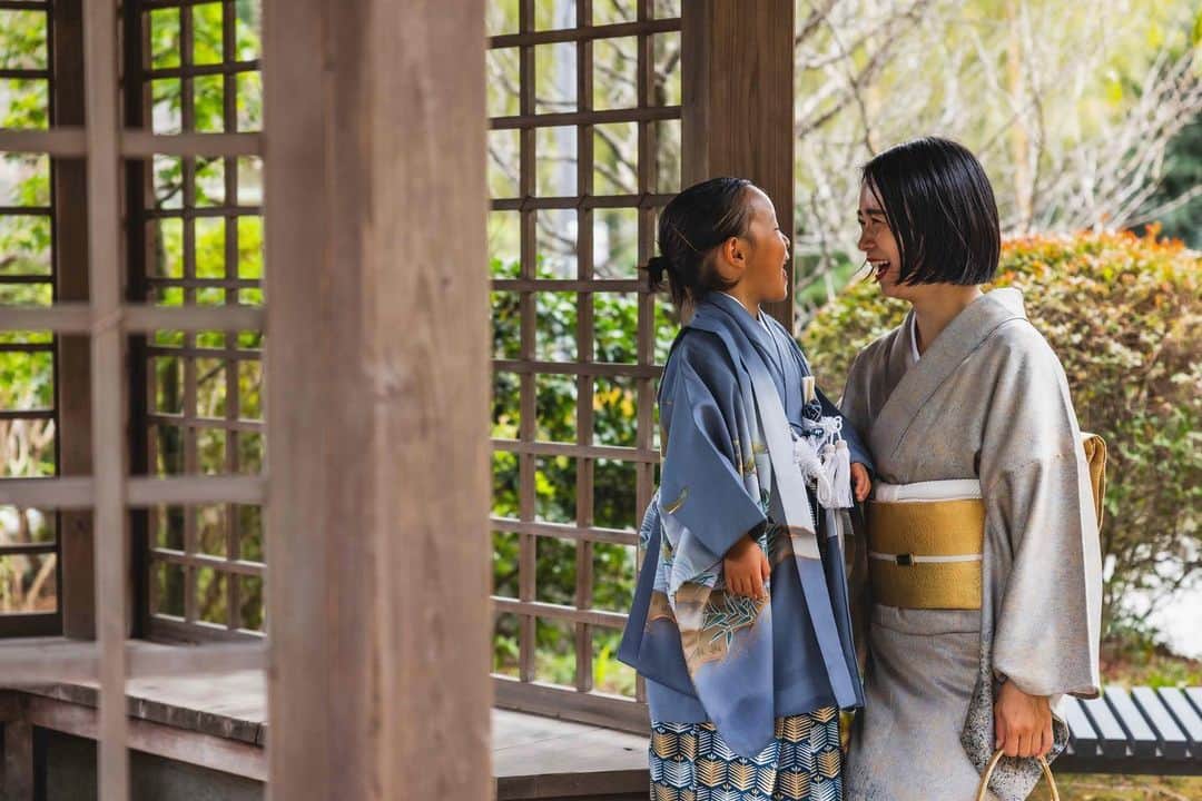 忍舞のインスタグラム：「息子の七五三  あっという間にもう5歳 元気に成長してくれて嬉しいけど、成長が早くてもう親離れが寂しくなってきてウルッとしてます。笑  着付けから撮影、ご祈祷までぐずらずご機嫌でできました。  @kimono_nakaya さんで 着物を選びました。 息子が即決だったので、それに合わせて私も選びました。  自分が着た着物もすっごく素敵で写真で見るより実際見て触って選ぶのがとてもいいなと感じました。 柄がとっても素敵なの。  息子は大好きな強い生き物が載ってたのでw🐅🐉  髪の毛を伸ばしてたのでオールバックに。 かっこいいし可愛いし←親バカw  メロメロでした。  着物のなかやさんも優しくてあたたかくて カメラマンをお願いした @photoby217 もやはり写真が素敵すぎるし、息子も何度か会ってるので緊張せず、笑顔たくさん引き出してくれて  ほんっといい記念になりました。  人混み嫌なので平日にご祈祷しました。」