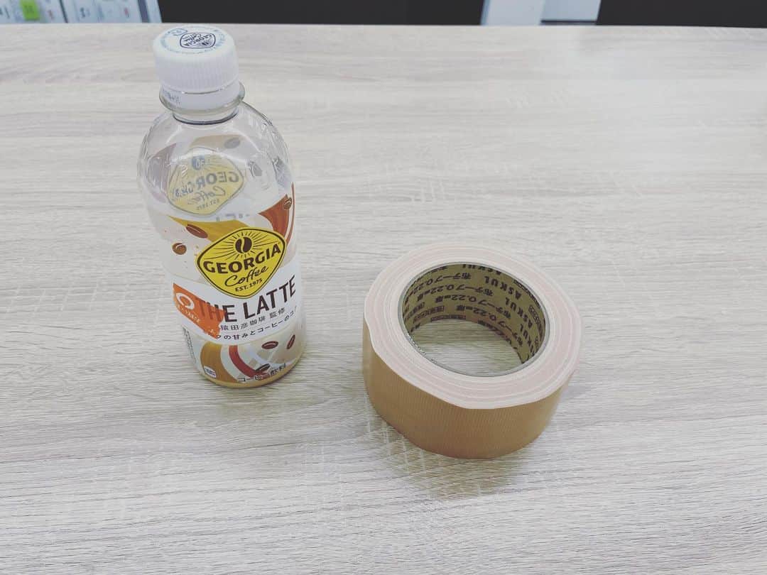 アーキ ホームライフのインスタグラム：「こんにちは！  姫路中央店の小林です！🐝  今回は今話題のカメムシオススメ撃退方法についてお教えします！🪲  まず一つ目の撃退方法はペットボトルに入れるように捕まえるです！ この方法はカメムシ特有の匂いが出ないのでオススメです！ ❗️  虫が得意な方はそのまま集めてみてもいいかもです！🐞  二つ目の撃退方法はガムテープで捕獲するです！ この方法は慎重にしないと殺してしまい特有の臭いを放ってしまう可能性があるので注意してください！  カメムシ自体あまり飛び回ることはしないので比較的簡単に撃退できます！ がたまにすごく攻撃してくるカメムシもいるので気をつけてください！🪰  カメムシ苦手な方は一緒に撃退しましょうー！🫡  #アーキホーム  #ホームライフ  #注文住宅  #新築  #ハウスメーカー  #関西  #カメムシ  #カメムシ対策」