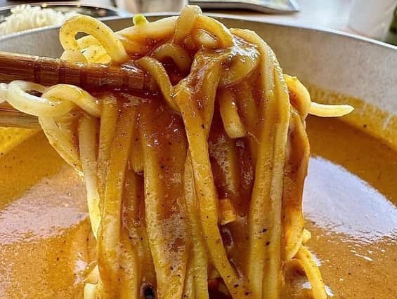 たけるさんのインスタグラム写真 - (たけるInstagram)「タダイマ！木曜日、本日のカレー探偵たけるは佐賀県佐賀市の【MA-CURRY-STAND】をご紹介✨・ ・ 大正時代から続く老舗精肉店の週末を『間借り』している事が名前の由来になっているこのお店。兼ねてから“変態”との噂を聞いておりました🤩#褒め言葉です ・ ・ 先に頂いたA5ランクの佐賀牛に負けない位の衝撃的な一皿は、なんと竹崎カニを一杯以上も使用した #蟹カレーつけ麺 ‼️・ ・ 麺の上にはカニの甲羅がドドンとそびえ、一つ一つ手作業によるたっぷりのほぐし身、糸島産メンマ、パパイヤの副菜などがふんだんにトッピングされています。・ ・ そしてつけ汁‼️なんという濃厚なカニの旨味🤤・ ・ 殻を焼き付けて風味を引き出しじっくり煮込む事により出来上がる上質なカニスープ、その風味を損なわないシンプルかつ絶妙なスパイス感。・ ・ こだわりの半生麺の食感も素晴らしく、追いご飯(伊万里産の長粒米！)も付いて2,500円。ランチにしてはリッチなお値段ですが、素材の良さ、愛情手間、そして何より味わいを考えるとその価値は絶対あります🤩・ ・ 明日、明後日は特別にこのメニューを出してくれるそう。これを逃したら次はいつ食べられるか分かりませんよ〜‼️・ ・ お近くの方はもちろん、遠方の方もドライブがてら佐賀まで足を伸ばして是非味わってみて下さい🙌・ ・ ・ 【調査依頼募集】 カレーの事なら何でも構いません。このインスタのDMまたはメール curry@rkbr.jp まで🕵️‍♂️ ・ ・ #パトロール中のカト淳さんにも会えました #タダイマ !  #RKB  #宮脇憲一 アナウンサー  #本庄麻里子 アナウンサー #池尻和佳子 アナウンサー #秋本ゆかり さん #徳原聖雨 さん 弁護士 #龍山康朗 さん #気象予報士 #TAKERU #たける  #ボイジャー #ウルトラマン #エントリーサービスプロモーション」11月9日 18時16分 - take_yan78