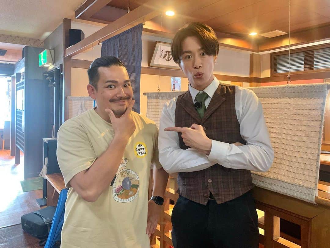 たけるさんのインスタグラム写真 - (たけるInstagram)「タダイマ！木曜日、本日のカレー探偵たけるは佐賀県佐賀市の【MA-CURRY-STAND】をご紹介✨・ ・ 大正時代から続く老舗精肉店の週末を『間借り』している事が名前の由来になっているこのお店。兼ねてから“変態”との噂を聞いておりました🤩#褒め言葉です ・ ・ 先に頂いたA5ランクの佐賀牛に負けない位の衝撃的な一皿は、なんと竹崎カニを一杯以上も使用した #蟹カレーつけ麺 ‼️・ ・ 麺の上にはカニの甲羅がドドンとそびえ、一つ一つ手作業によるたっぷりのほぐし身、糸島産メンマ、パパイヤの副菜などがふんだんにトッピングされています。・ ・ そしてつけ汁‼️なんという濃厚なカニの旨味🤤・ ・ 殻を焼き付けて風味を引き出しじっくり煮込む事により出来上がる上質なカニスープ、その風味を損なわないシンプルかつ絶妙なスパイス感。・ ・ こだわりの半生麺の食感も素晴らしく、追いご飯(伊万里産の長粒米！)も付いて2,500円。ランチにしてはリッチなお値段ですが、素材の良さ、愛情手間、そして何より味わいを考えるとその価値は絶対あります🤩・ ・ 明日、明後日は特別にこのメニューを出してくれるそう。これを逃したら次はいつ食べられるか分かりませんよ〜‼️・ ・ お近くの方はもちろん、遠方の方もドライブがてら佐賀まで足を伸ばして是非味わってみて下さい🙌・ ・ ・ 【調査依頼募集】 カレーの事なら何でも構いません。このインスタのDMまたはメール curry@rkbr.jp まで🕵️‍♂️ ・ ・ #パトロール中のカト淳さんにも会えました #タダイマ !  #RKB  #宮脇憲一 アナウンサー  #本庄麻里子 アナウンサー #池尻和佳子 アナウンサー #秋本ゆかり さん #徳原聖雨 さん 弁護士 #龍山康朗 さん #気象予報士 #TAKERU #たける  #ボイジャー #ウルトラマン #エントリーサービスプロモーション」11月9日 18時16分 - take_yan78