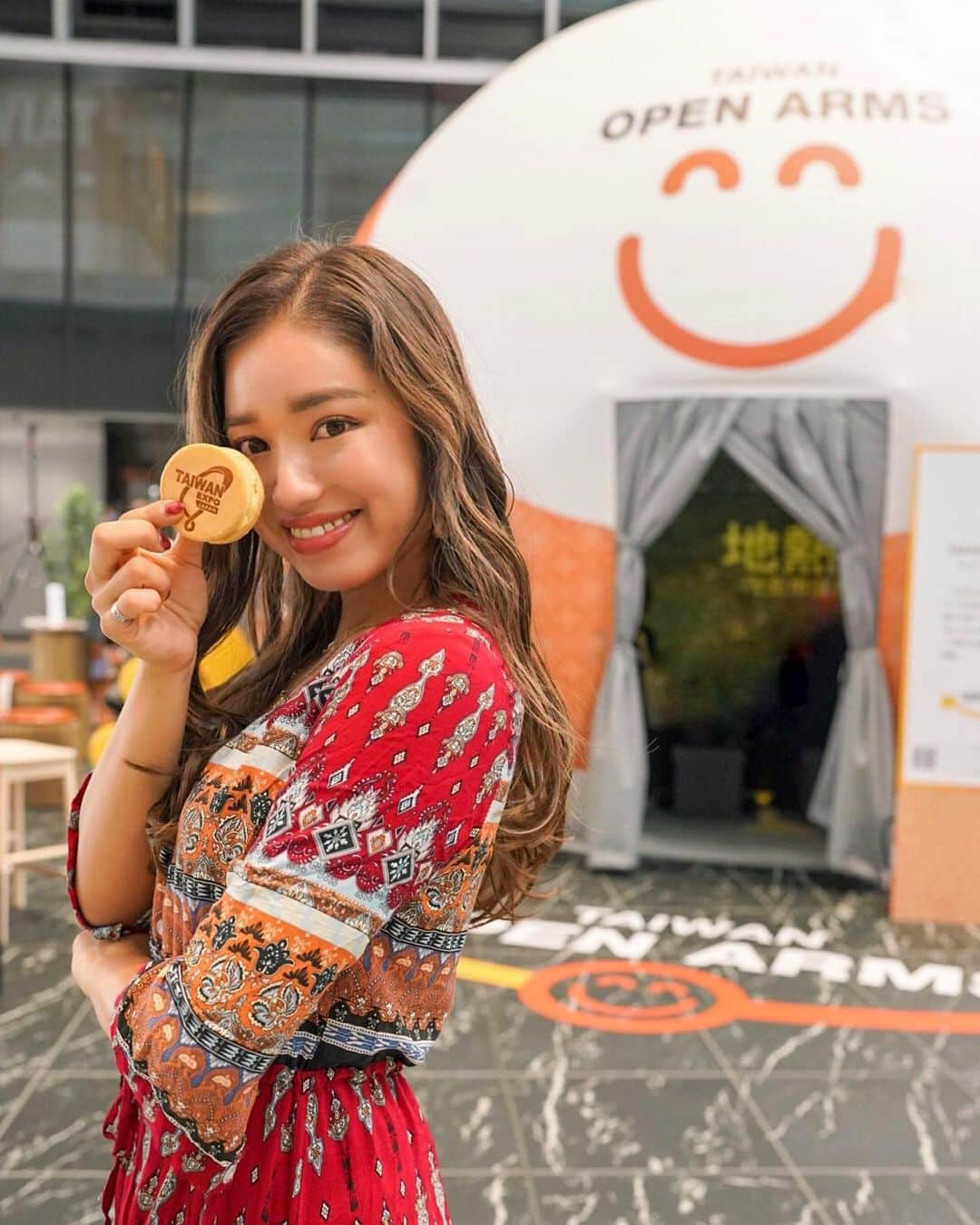 羽石杏奈のインスタグラム：「Back in Tokyo after a while and checked out the Taiwan Expo today! ✈︎🇹🇼🧡  久々に東京に戻ってきて、今日は新宿で行われてる 台湾Expoに行ってきたよ〜🫧 最近色々と縁があって訪れる機会が多かった台湾、 Expoを回ってまだまだ知らない魅力がたくさんで もう、またすぐ行きたくなった、、！✨  たくさんあるブースの中で ”Taiwan Open Arms”のイベントに参加🌱 SDGsを意識した造りや(ブースは全て紙で制作(!)、 360°台湾の風景に囲われるドーム、 タピオカだったりタロ芋だったり 台湾らしさを楽しめたwheel cake (日本の今川焼きに似てた〜！)、 他にもいろんな台湾の文化やグルメが楽しめて 大満足のTaiwan Expo Dayでした🤍  明後日の11日までやってるみたいなので、 時間が合う方はぜひ〜！🙌💫  @meettaiwan_mt  #TaiwanExpoJapan2023 #MEETTAIWAN」