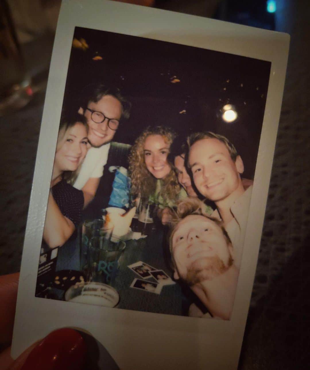 イザベル・ペダーセンのインスタグラム：「Aldri så liten throwback 🥰 Flott gjeng, bra kveld! Har litt «Friends» vibes over bilde👌🏻😁」