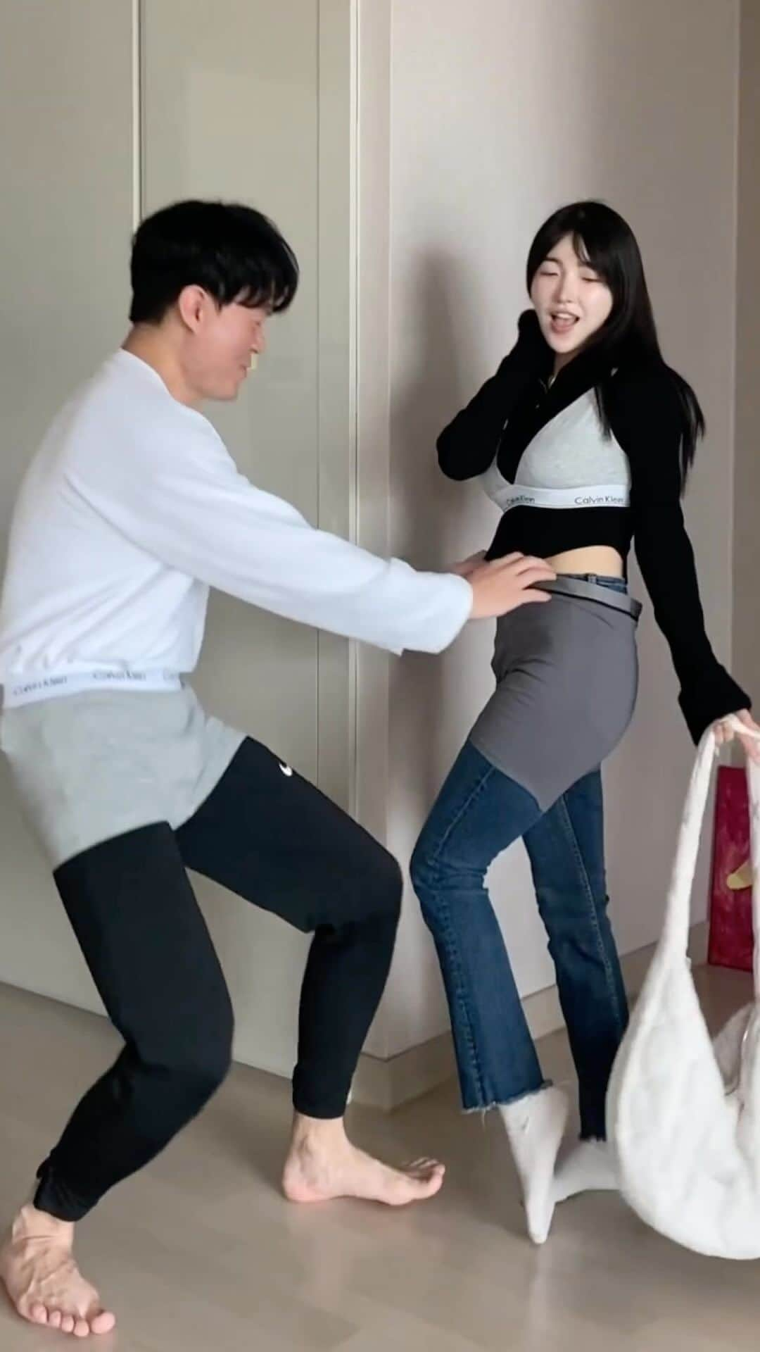 ゆかのインスタグラム：「Okay...is this a new fashion trend..?!🤣🙌 最近のトレンド真似してみました🤣🤍 요새 패션 트렌드 우리도 한번 도전😎  . . . #reels #reelsviral #viral #funny #funnymemes #funnyvideos #couple #fashion #husbandandwife #memes #웃긴짤 #웃짤 #커플 #부부 #패션 #트렌드 #トレンド #面白い #笑 #カップル #夫婦」