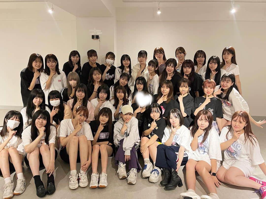 高田あゆみのインスタグラム：「アイドルコピーダンスをコンセプトにしたお店 AMASTAGEのテーマソングの振付を担当させて頂きました✨ リハ後にみんなと📸」