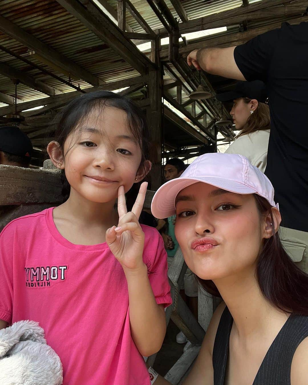 リザ・ソベラーノのインスタグラム：「A @rianne.love.soberano dump since this day was completely dedicated to doing everything she wanted!! 💞  Photo 1: waiting in line for her favorite ride in the park  Photo 2: she is currently obsessed with all things sanrio  Photo 3: I told her she could driver and her response was “but I don’t have a license”. Then the machine operator said “you don’t need a license for this vehicle”. This is her favorite ride.  Photo 4: This is also her favorite ride. Why? Because it’s a Puss n’ boots ride, Puss n’ boots is a cat and Rianne likes cats.  Photo 5: me: Rianne let’s put our heads inside!  Photo 6: rianne: nope   Photo 7: This is our fave photo we took. Sadly it’s a different orientation from all the other photos so it’s cropped weirdly. She’ll be pissed I cropped out her bunny. She positioned it so nicely right next to her too.   Photo 8: Vending machine cotton candy  Photo 9: rianne kept saying “it’s so fluffy i’m gonna dieeee”  Photo 10: I love Shrek! So this is for me.」