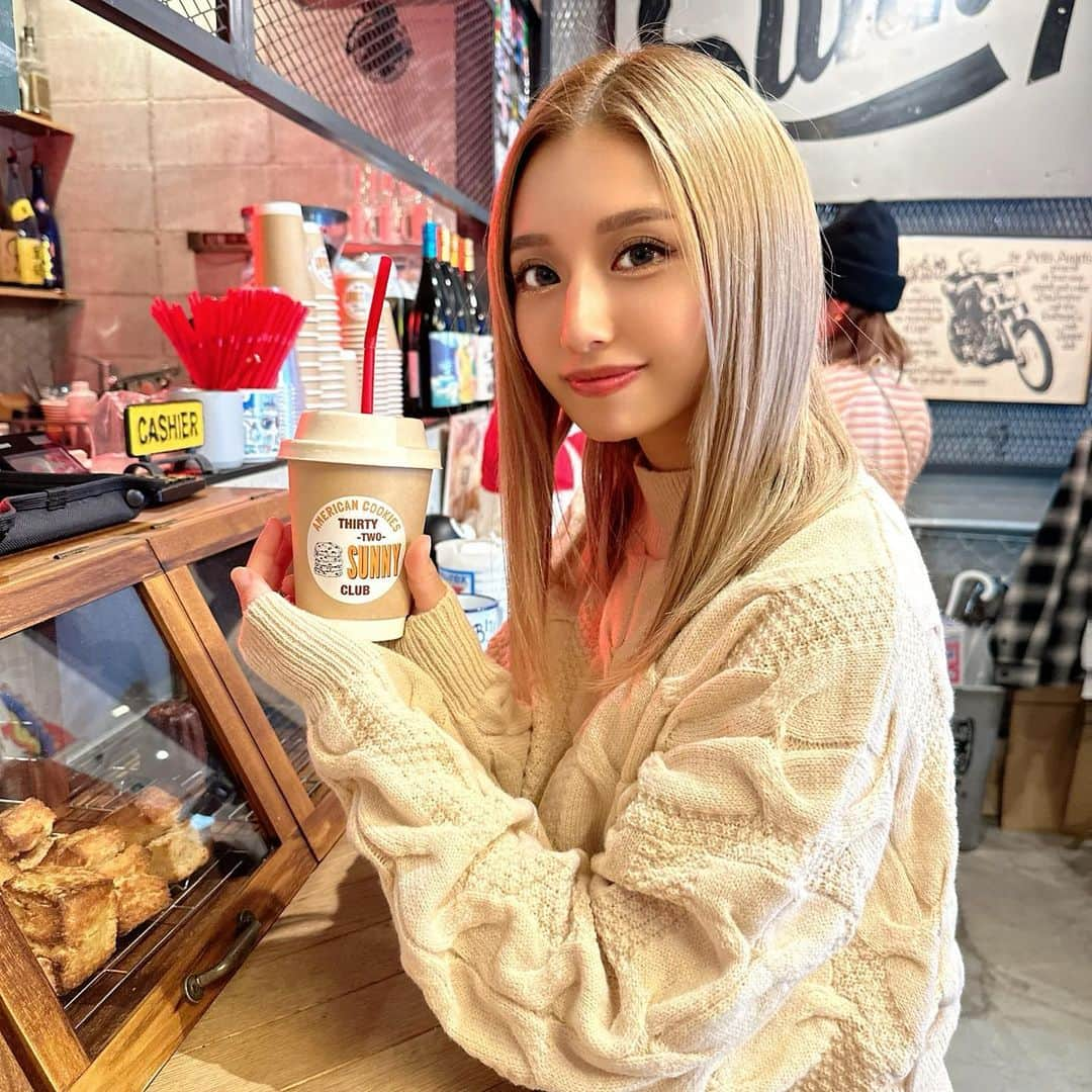 なーちゃんさんのインスタグラム写真 - (なーちゃんInstagram)「・ お洒落で可愛いカフェでカヌレ買ったよ💖 カヌレって美味しいんだね✨✨ 遅れてカヌレブーム来そう🤭💓 ・ カヌレに夢中でお店にカバン忘れちゃって、急いで戻ったよ🧳笑 店員さんもお客さんも良い人達でみんな笑ってくれた☺️ ・ ・ ・ #カフェ #カヌレ #お洒落カフェ #コーヒー #映え」11月9日 18時20分 - nanasan_gram7