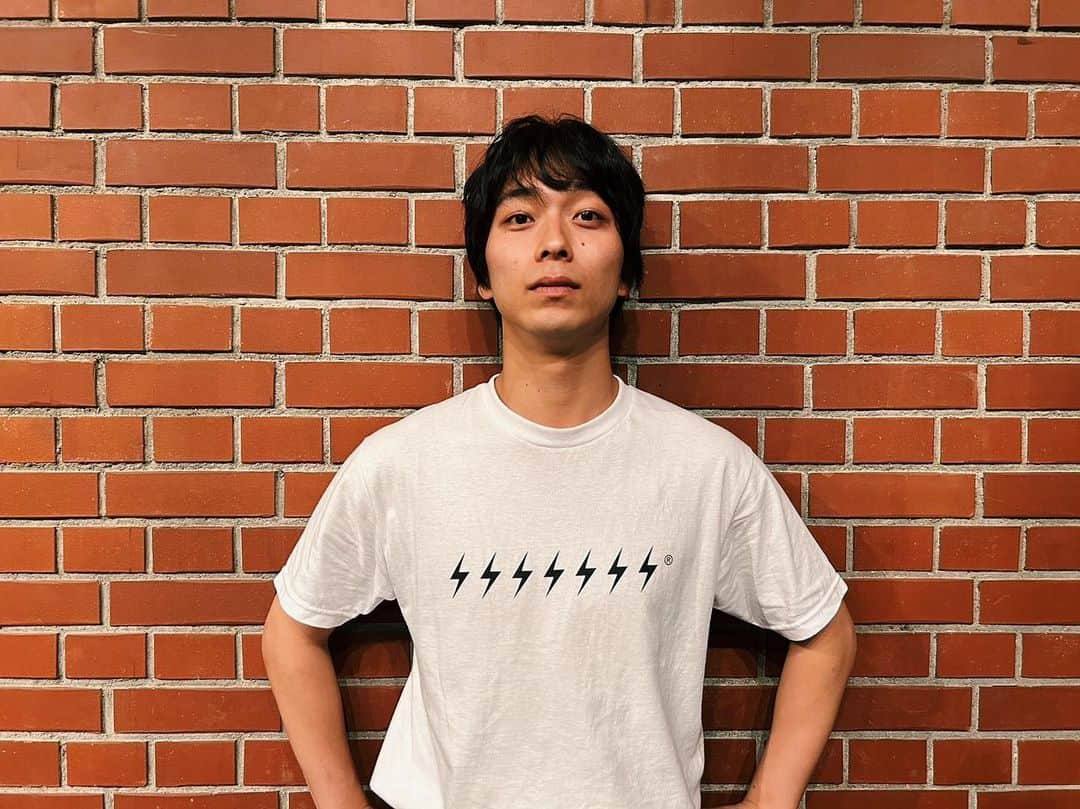 大下ヒロトのインスタグラム：「舞台「#雷に7回撃たれても 」 TANGTANG  コラボレーションTシャツです！  舞台も折り返し！今日合わせて残り、6公演、皆様是非よろしくお願い致します。  #雷に7回撃たれても」