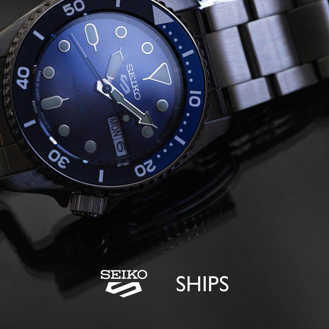 SHIPSのインスタグラム：「@ships_men_official SEIKO〈5 Sports〉の新サイズ38㎜から、SHIPS別注の限定カラーモデルが登場  今年の5月に、〈SEIKO〉のSKX系シリーズで人気の高い、SKX013を代表とするミッドサイズを〈Seiko 5 Sports〉でレギュラーモデルとしてリローンチ。 このミッドサイズモデルをベースにSHIPS限定となる別注モデル発売いたします。 SKX013のデザインを極力崩さないケース径38㎜をキープしながら、厚みはオリジナルよりも おさえたサイズ感（12.1㎜）に仕上げ、コンパクトで使いまわしやすいミッドサイズモデルとなります。 ベゼルにはオリジナルで別注したブルーとブラックのバイカラー配色。裏ぶたにはSHIPS別注の証となるSHIPSロゴがレイアウトされ、限定の「LIMITED EDITION」の刻印、限定販売数300本のシリアルナンバーが入り、細かい部分までこだわった特別仕様となります。 光が差し込むと放射状に輝く文字板のネイビーと、スポーティなデザインの掛け合わせが高級感を演出し、ビジネスシーンはもちろん、カジュアルな普段使いにもタフにご使用いただける一品です。  SEIKO 5 Sports MID size (SBSA247) 販売方法：店頭販売、SHIPS 公式オンラインショップ、ZOZOTOWN 予約発売日：11月9日（木）より、SHIPS 公式オンラインショップ、ZOZOTOWNにて開始。 一般発売日：12月8日（金）より、SHIPS 各店にて開始。 販売価格：￥41,800(税込) 販売カラー：ネイビー&ブラック 販売店舗：SHIPS MEN 取り扱い店全店 ご不明な点がございましたら各展開店舗へお問い合わせくださいますようお願いいたします。  ＜セイコー＞ 1924年（大正13年）時計類に「SEIKO」使用開始。そのときの生産工場である「精工舎」の名称より。 SEIKOブランドのコンセプト：「洗練」。それは、「時」の価値を高めること。「時」の価値を高めていただくための「洗練」を実現するのは、SEIKOが常に持ち続けている「革新」の力です。価値のある「時」がもたらす感動や喜び、心のゆとりをご使用される方々と共有できるパートナーであり続けたい。それがSEIKOに込められた願いです。  #ships #shipsmen #seiko #shipsexclusive #23fw #シップス #シップスメン #セイコー #シップス別注」