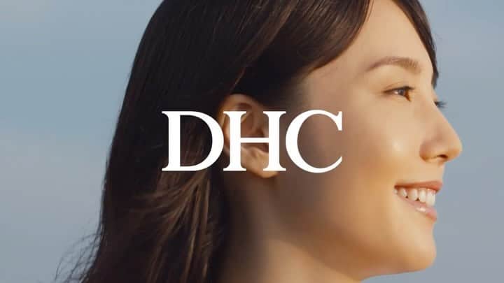 中川可菜のインスタグラム：「✨ @dhc_official_jp ✨  DHC TV-CM「たった一滴で、世界は変わる。」篇  出演しています！  40年以上愛され続けている 『DHCオリーブバージンオイル』 🌅🫒✨  ぜひチェックしてみてください🫧  #たった一滴で世界は変わる #DHC #オリーブバージンオイル」
